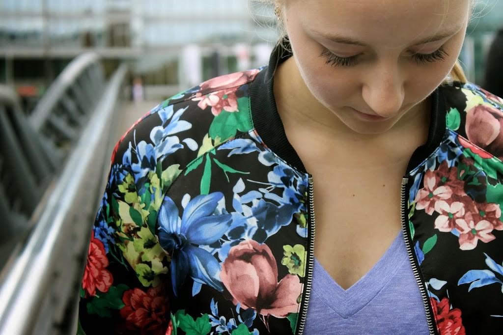 blumen-bomberjacke-graue-sneaker-adidas superstars-outfit-fashionblog-cologne-berlin blumen-bomberjacke-graue-sneaker-adidas superstars-outfit-fashionblog-cologne-berlin