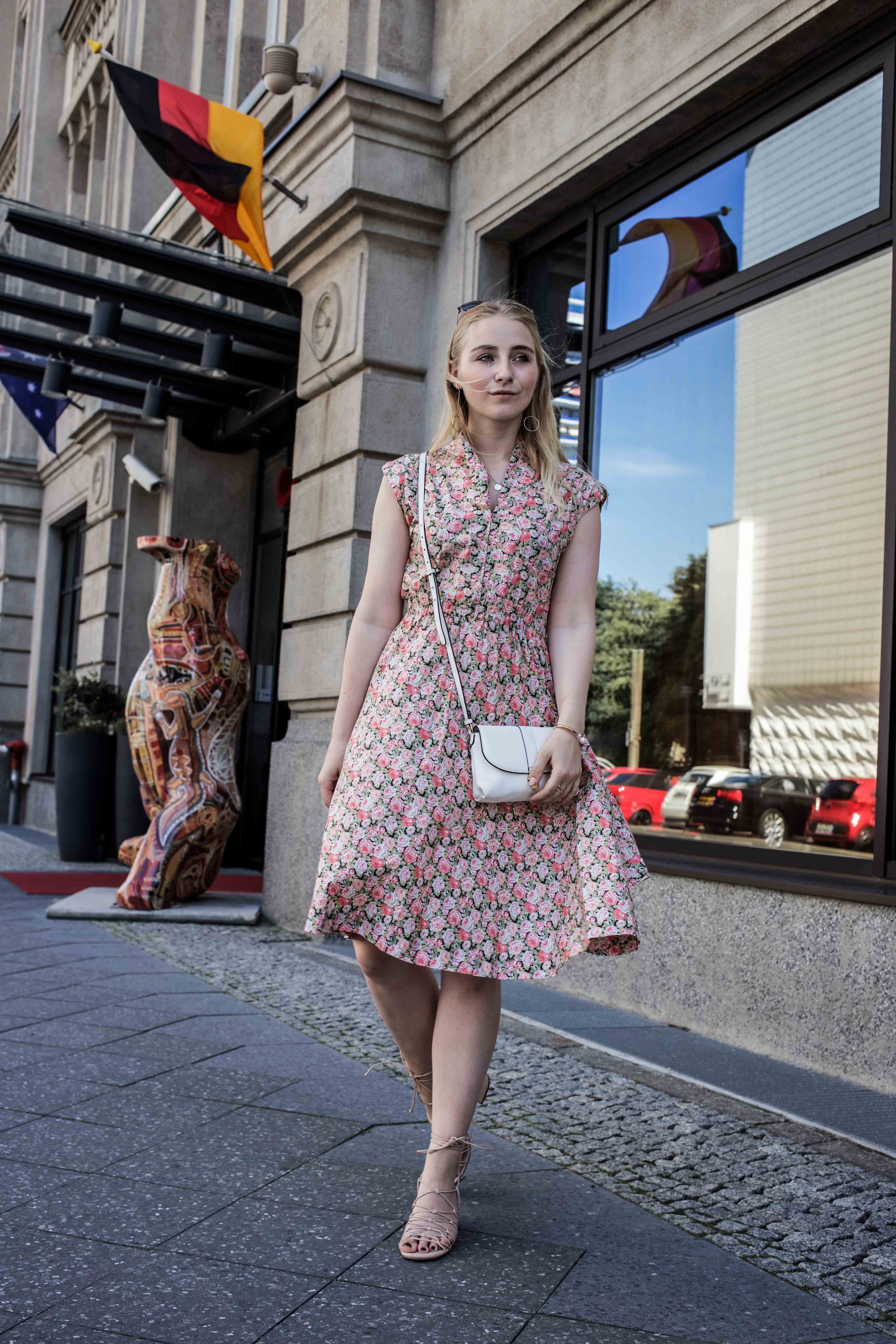 80er Jahre Blumenkleid Outfit Aus Berlin Mit Vintage Flair Modeblog