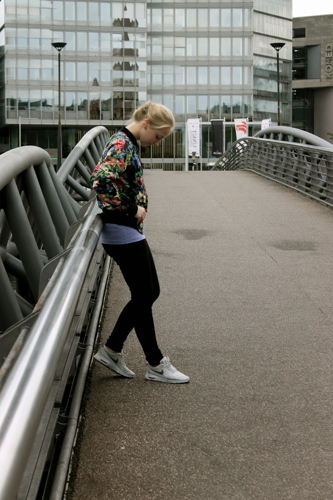 blumen-bomberjacke-graue-sneaker-adidas superstars-outfit-fashionblog-cologne-berlin blumen-bomberjacke-graue-sneaker-adidas superstars-outfit-fashionblog-cologne-berlin