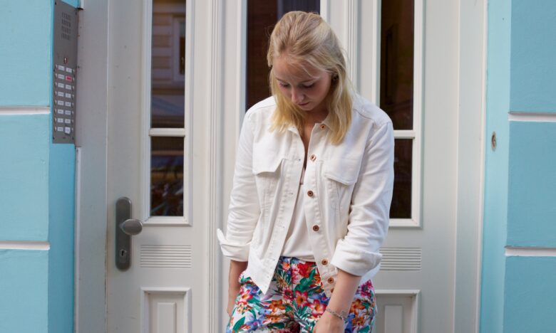 Blumenhose mit Jeansjacke kombinieren