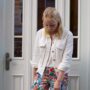Blumenhose mit Jeansjacke kombinieren