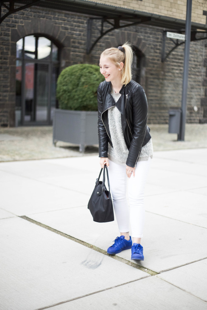 blaue-adidas-superstars-fruehlingslook-cologne