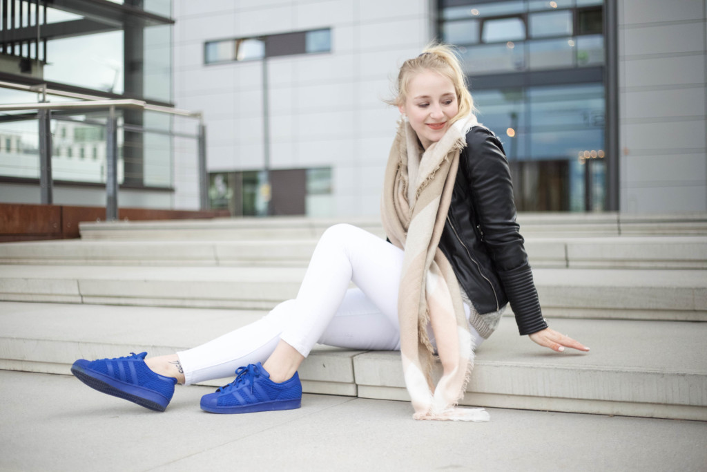 blaue-adidas-superstars-fruehlingslook-mode