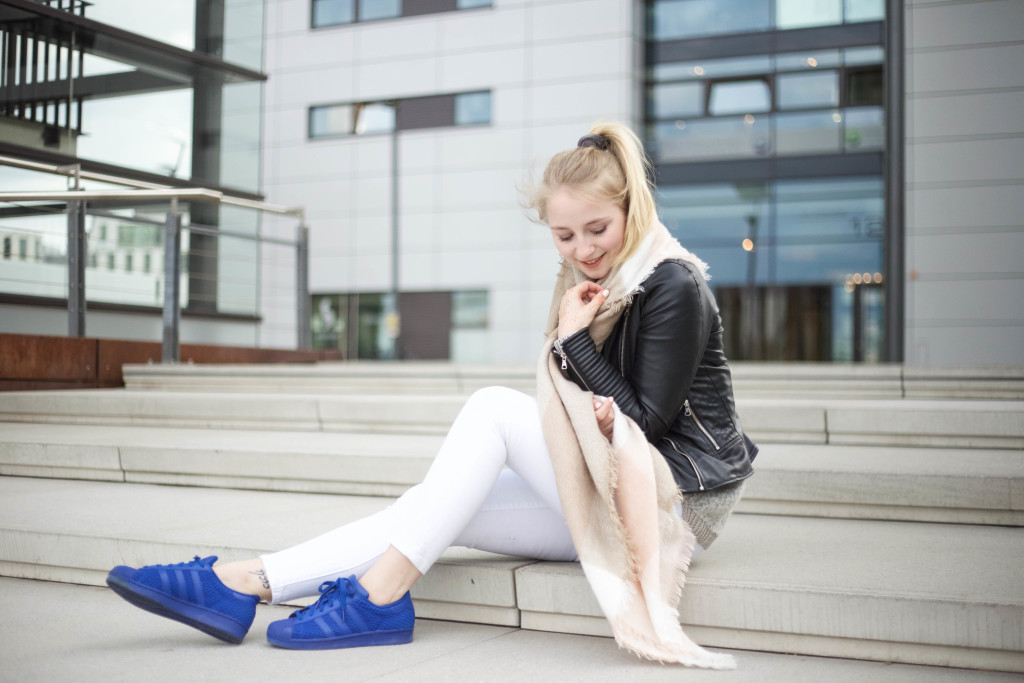 blaue-adidas-superstars-fruehlingslook-rheinauhafen