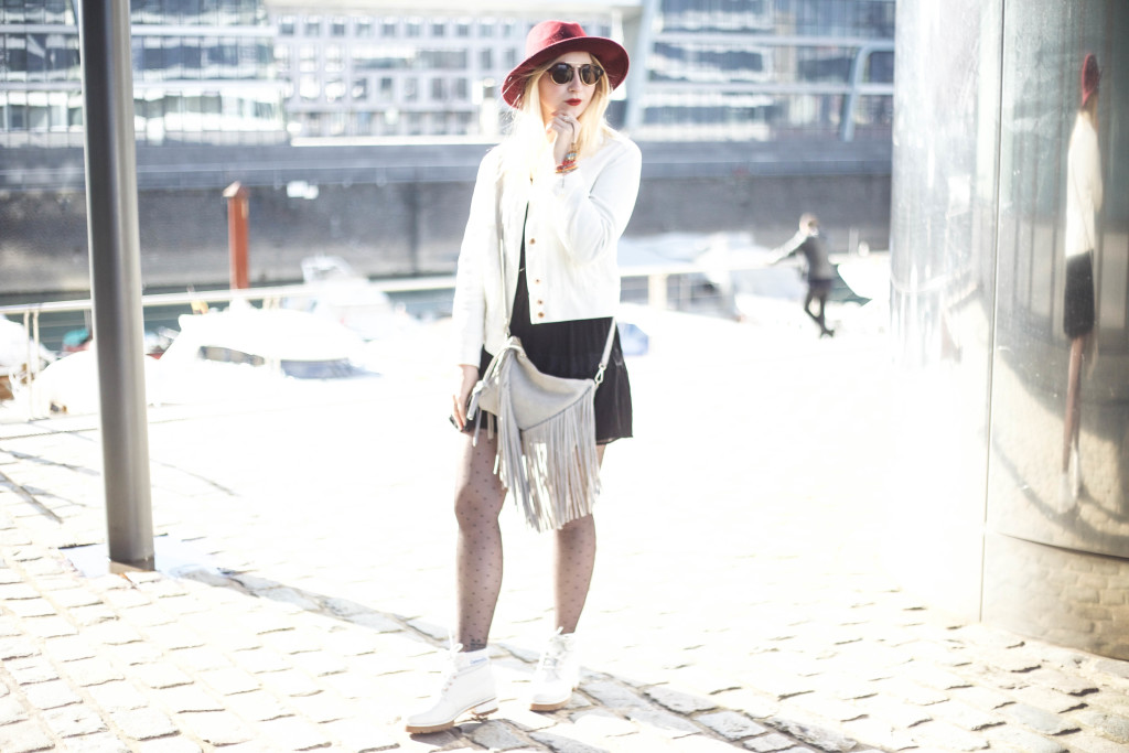 coachella-look-fashion-outfit-cat-boots-stopwatch-1598