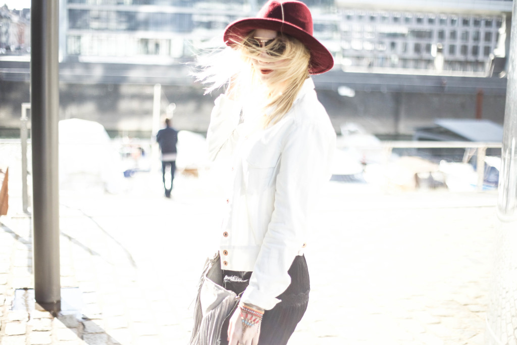 coachella-look-fashion-outfit-cat-boots-stopwatch-1613