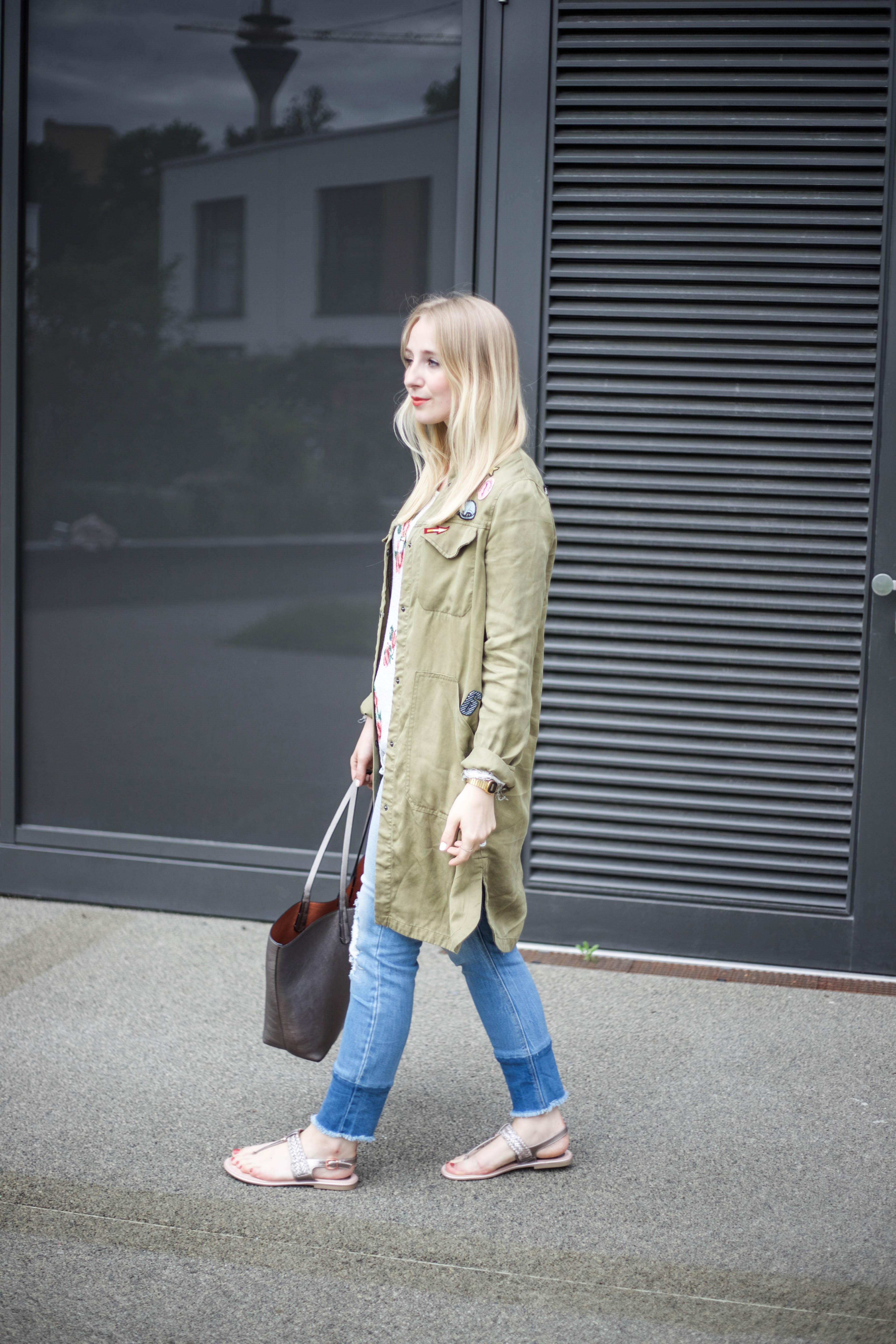 roland-schuhe-trendpage-outfit-jacke-patches-ripped-jeans_9404