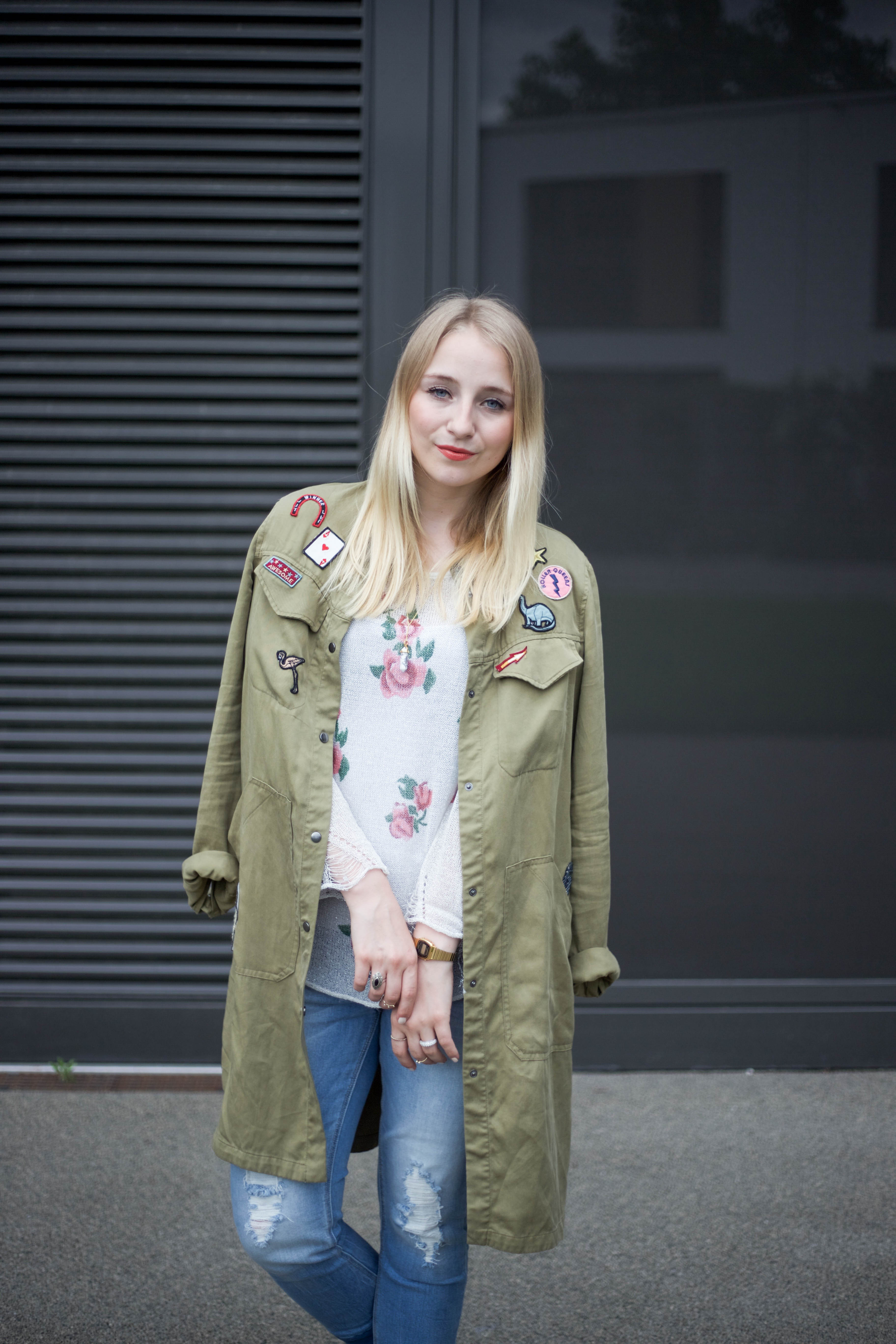 roland-schuhe-trendpage-outfit-jacke-patches-ripped-jeans_9430