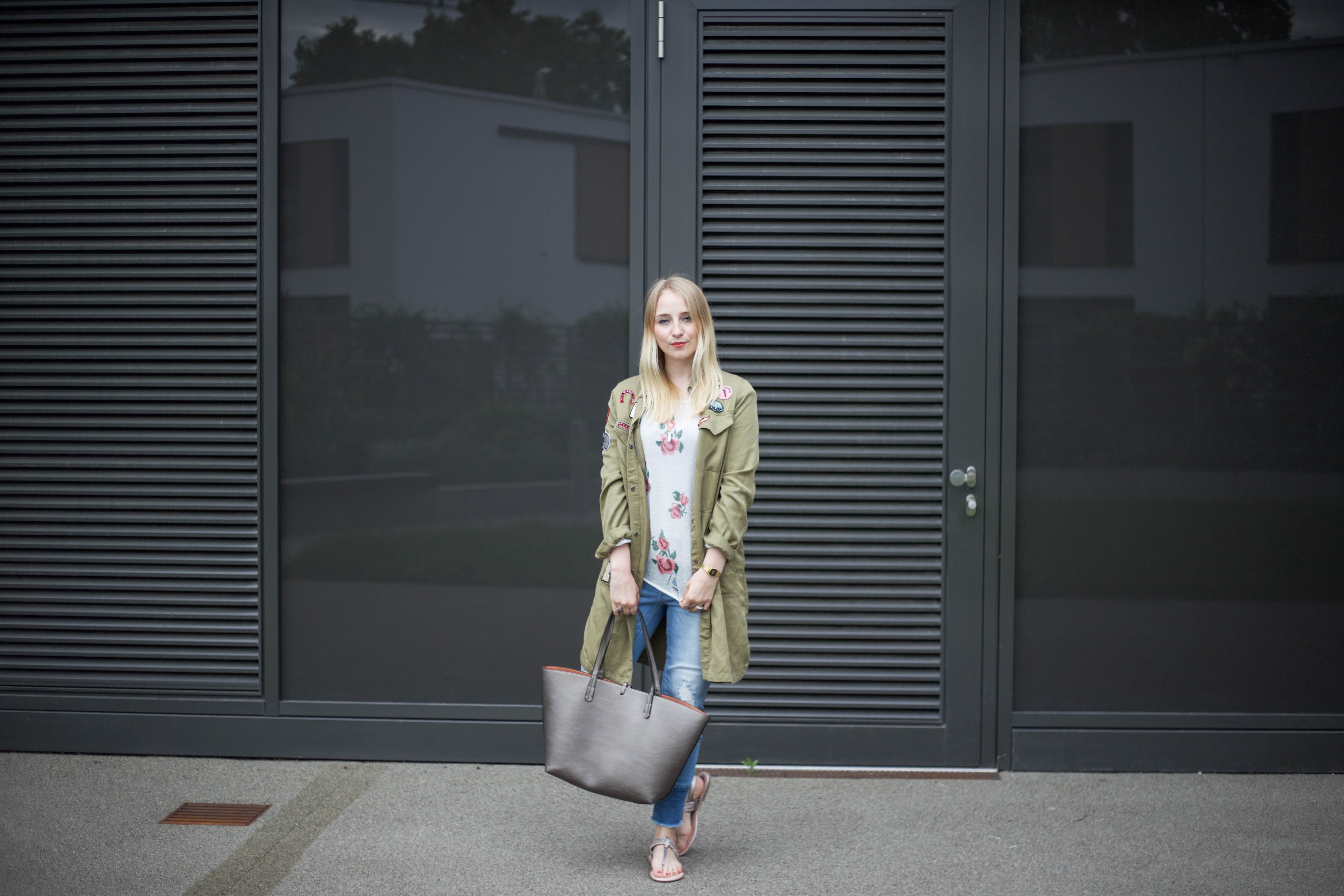 roland-schuhe-trendpage-outfit-jacke-patches-ripped-jeans_9451