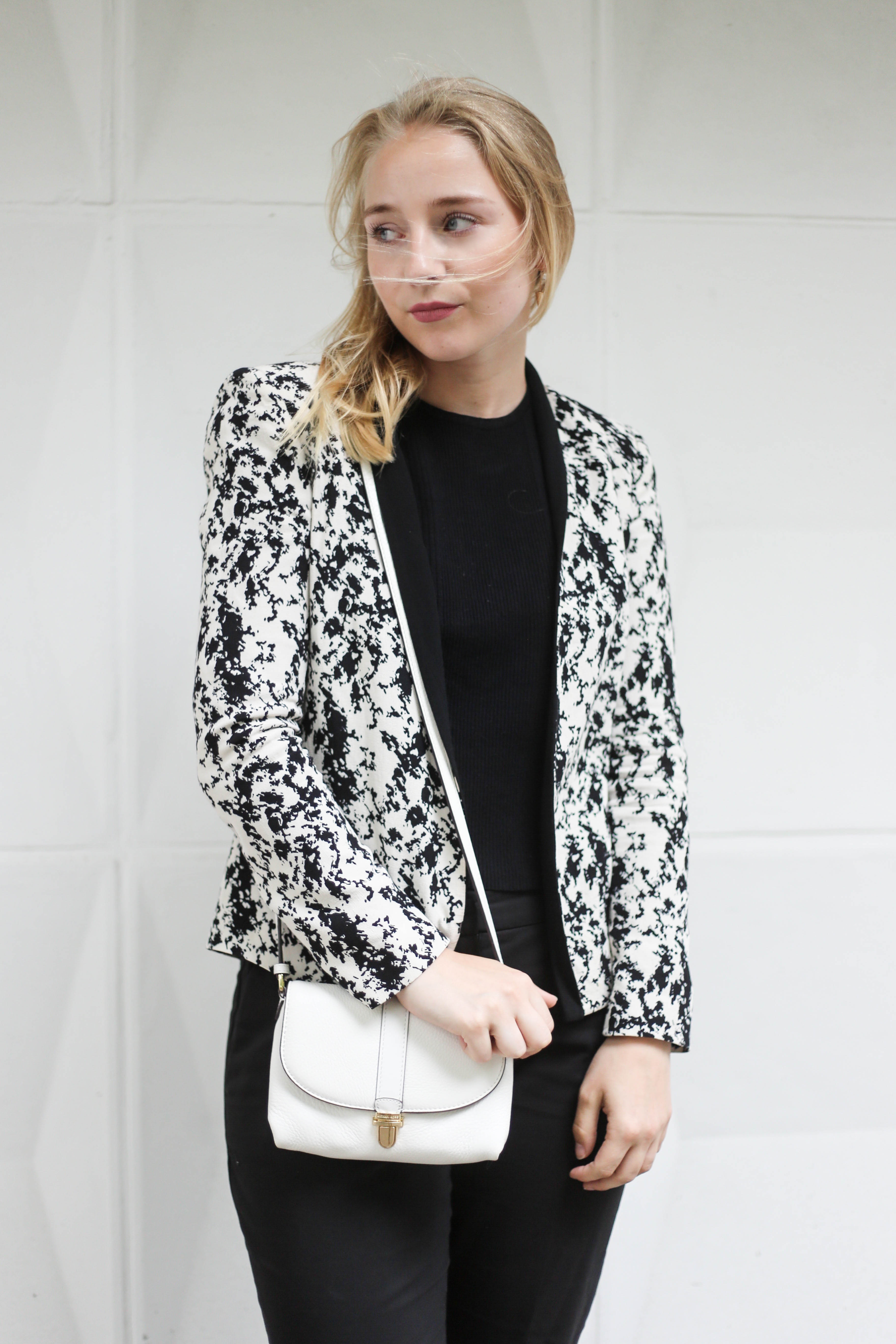 anzugshose-alltag-dalmatiner-blazer-outfit-fashionblog-berlin-köln_2140