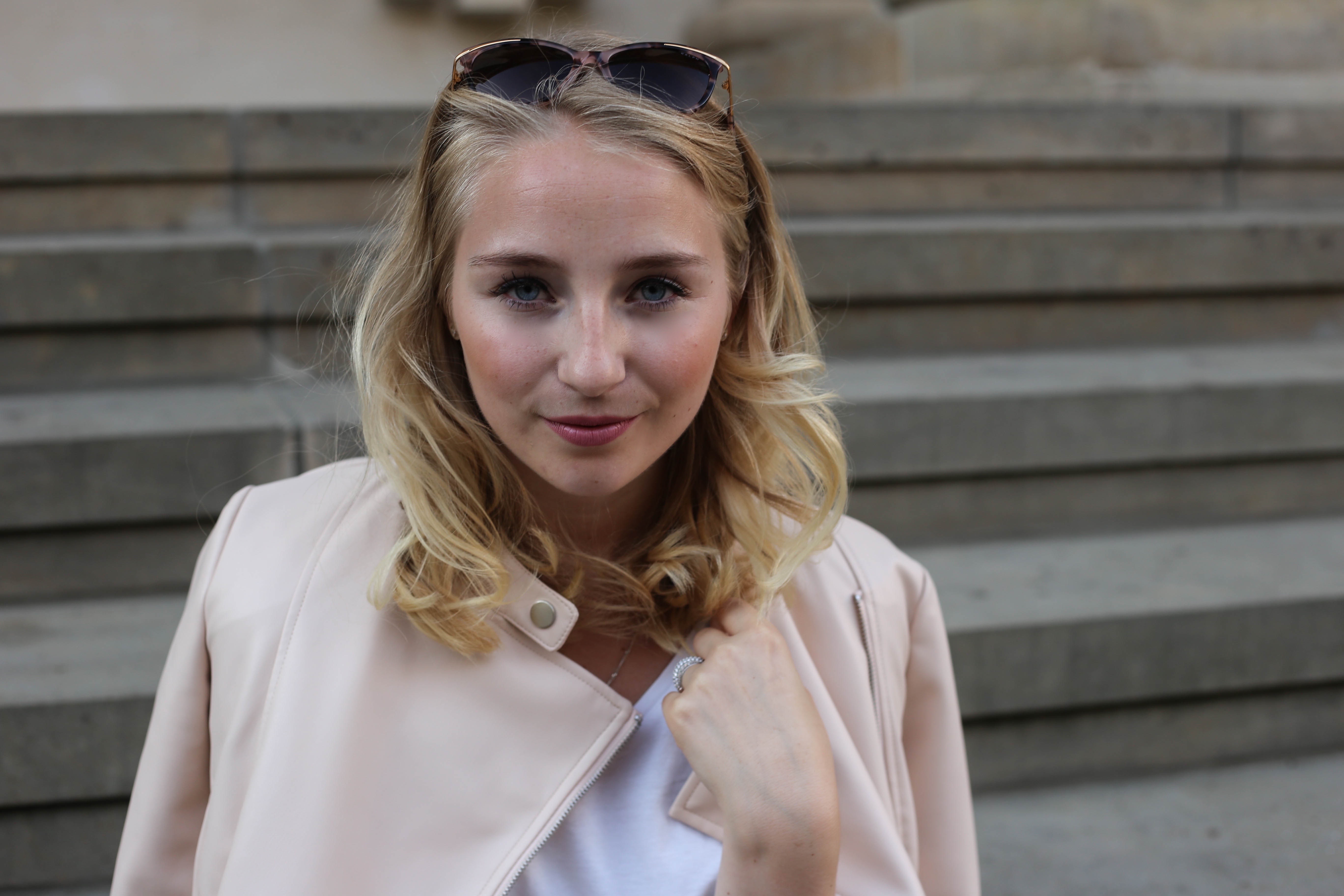 sommerlook-rosa-lederjacke-mango-klotzabsatz-sandalen-fashionblog-berlin-mode-blog-outfit-schnürsandalen rosa-lederjacke-mango-klotzabsatz-sandalen-fashionblog-berlin-mode-blog-outfit_2387 (1)