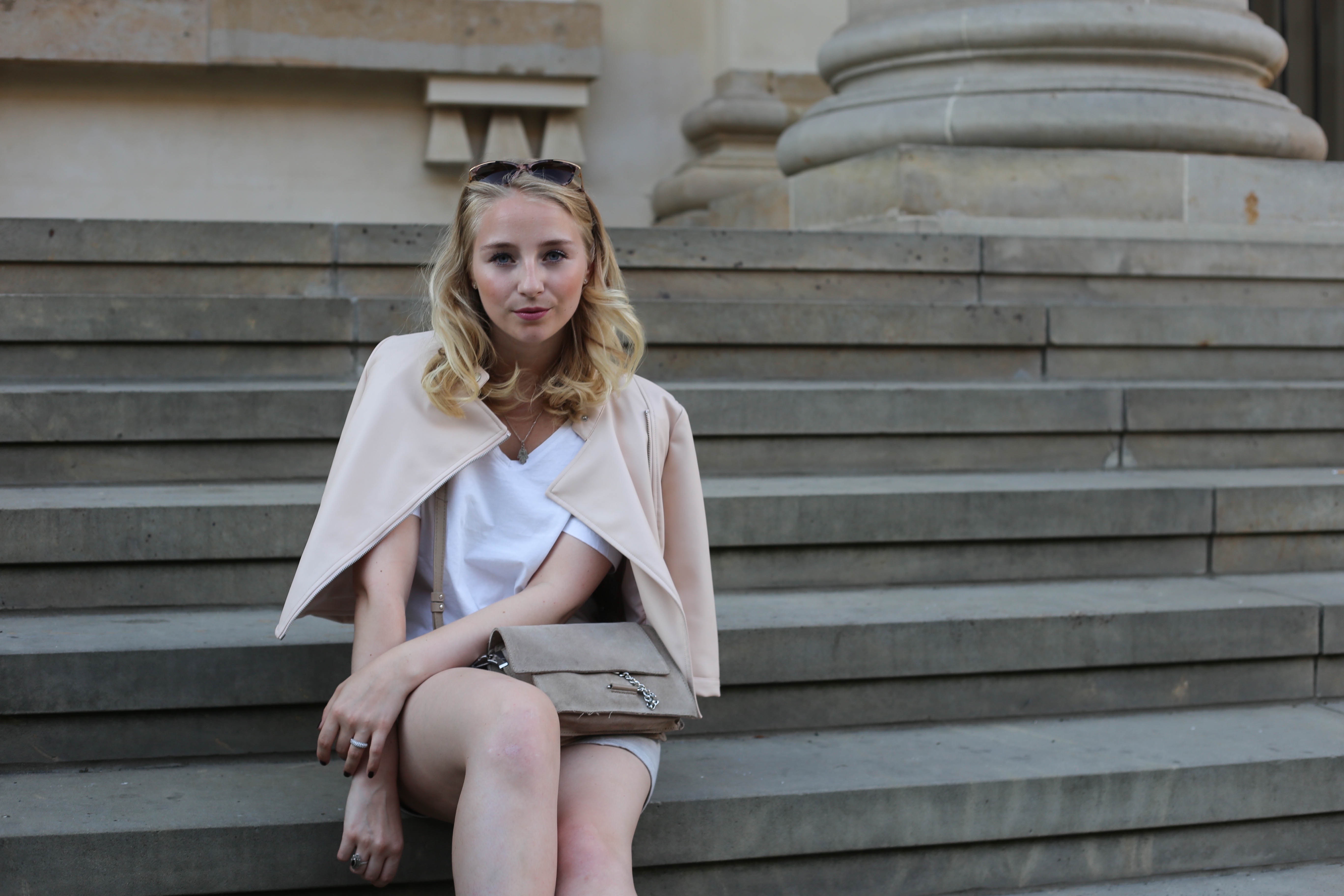 sommerlook-rosa-lederjacke-mango-klotzabsatz-sandalen-fashionblog-berlin-mode-blog-outfit-schnürsandalen rosa-lederjacke-mango-klotzabsatz-sandalen-fashionblog-berlin-mode-blog-outfit_2393 (1)