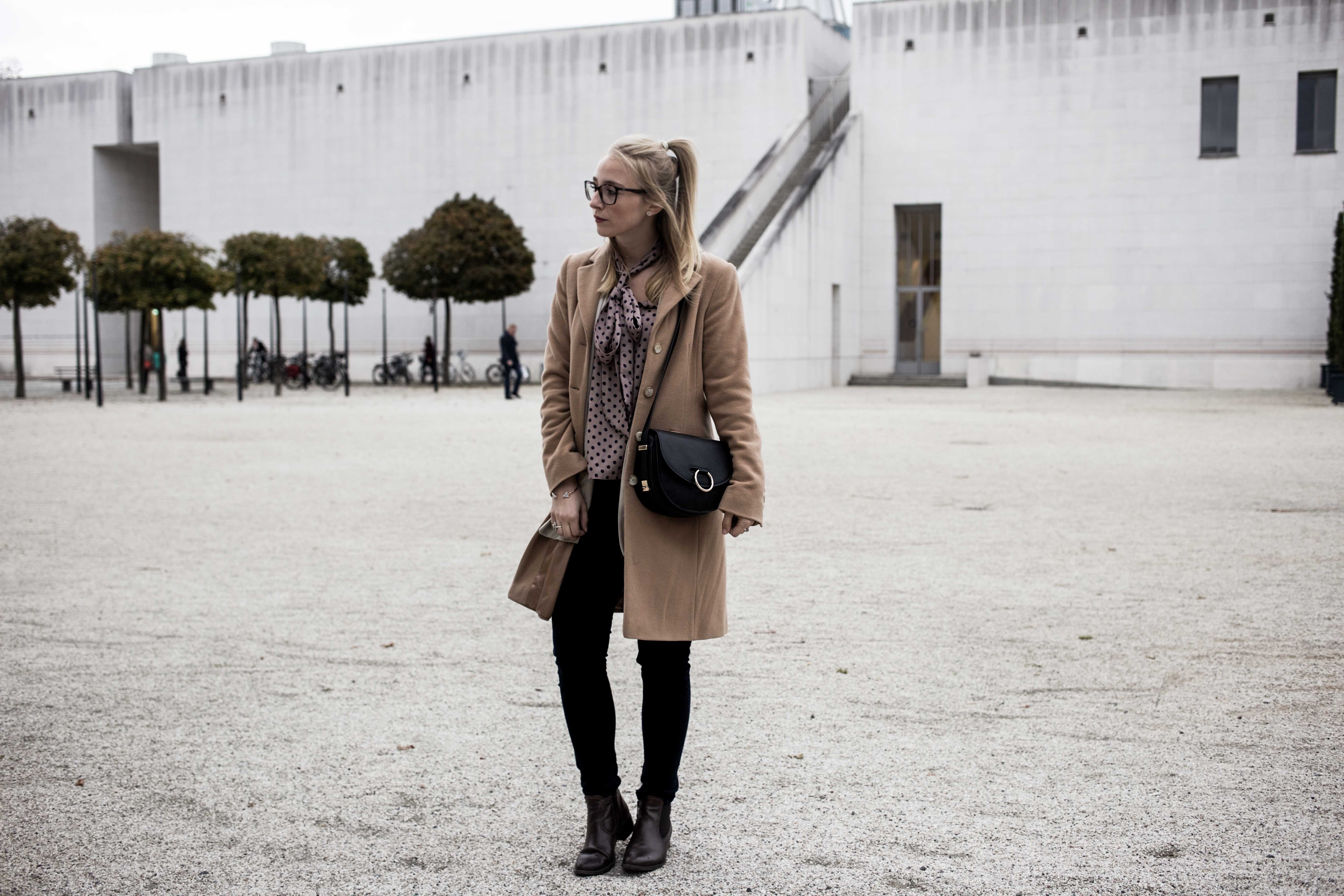 Schleifenbluse mit Pünktchen und Camel Mantel | Outfit Schleifenbluse mit Pünktchen und Camel Mantel | Outfit