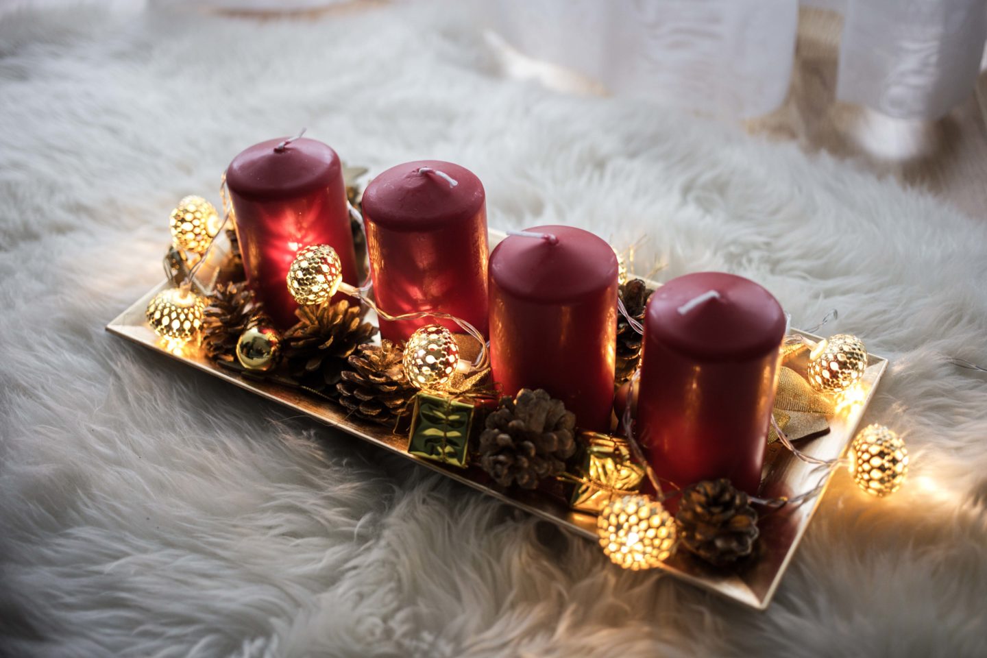 Adventskranz auf länglichem Tablett