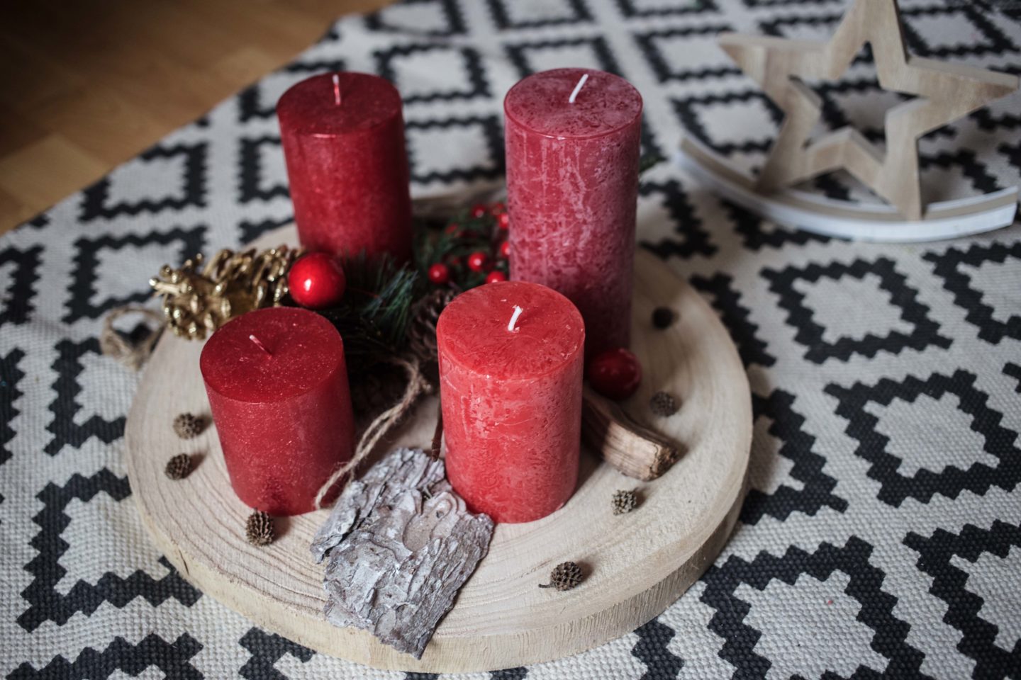 Adventskranz auf Holztablett
