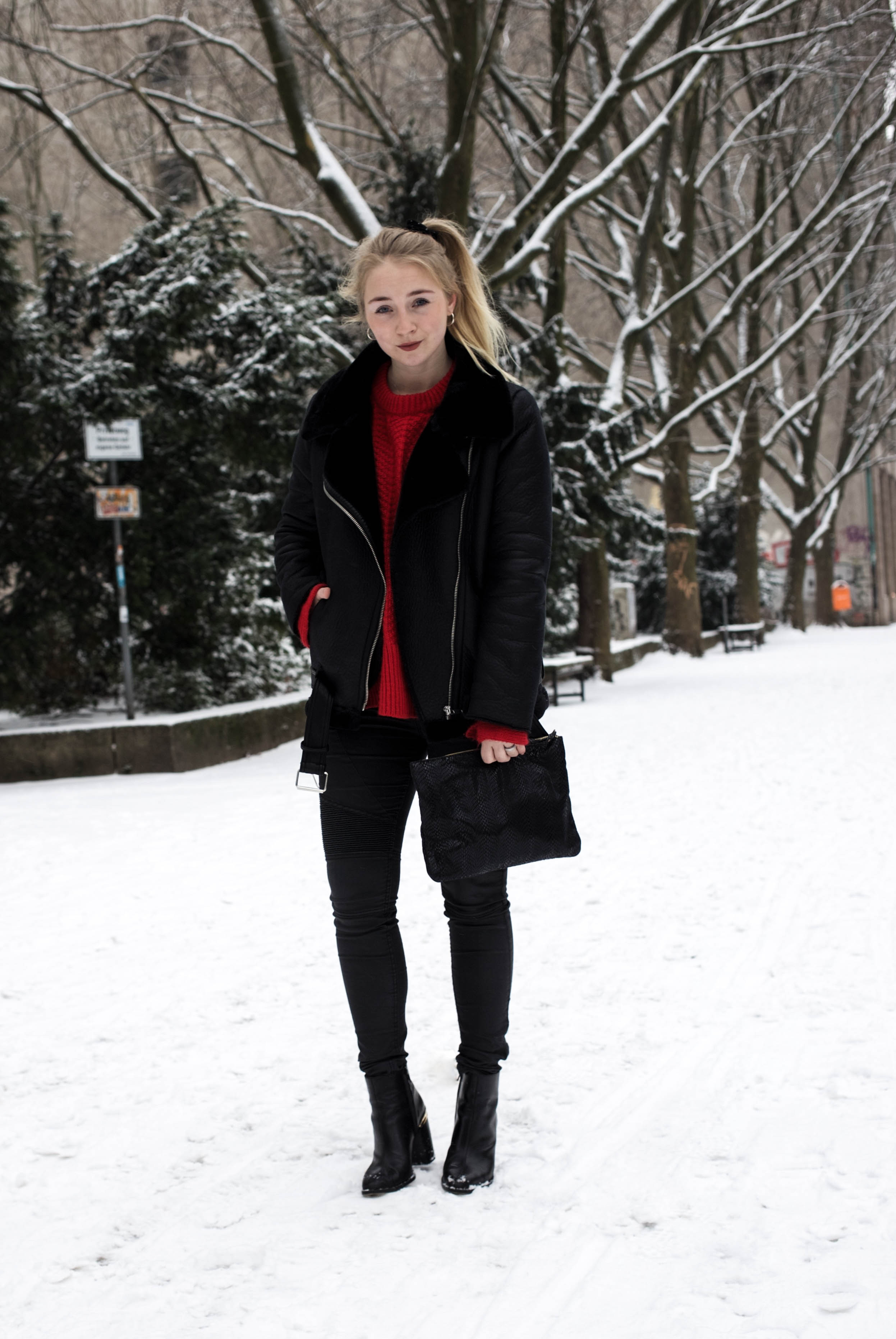 Berlin Streetstyle Winter Highlight Roter Pullover