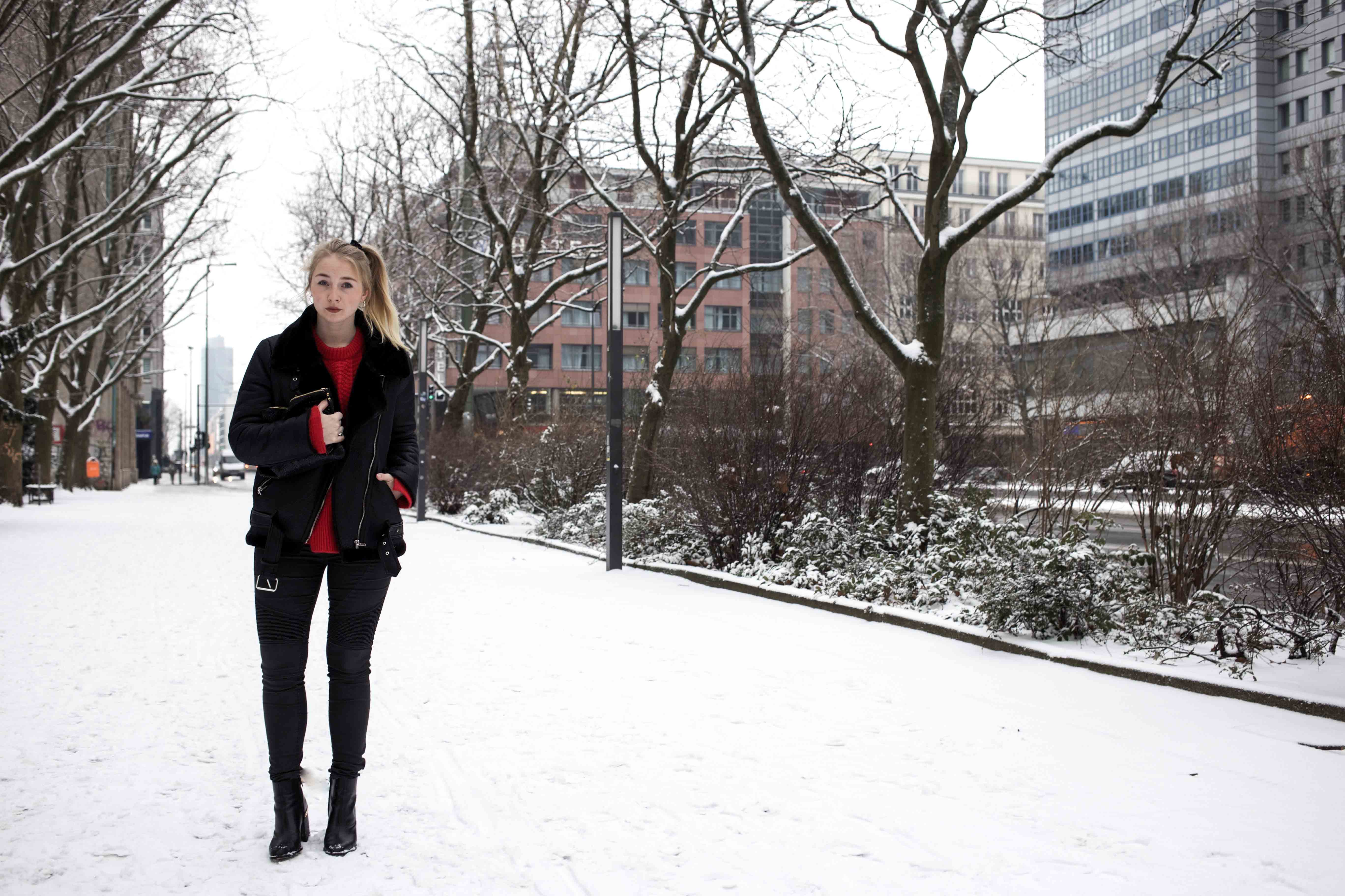 Berlin Streetstyle Winter Highlight Roter Pullover