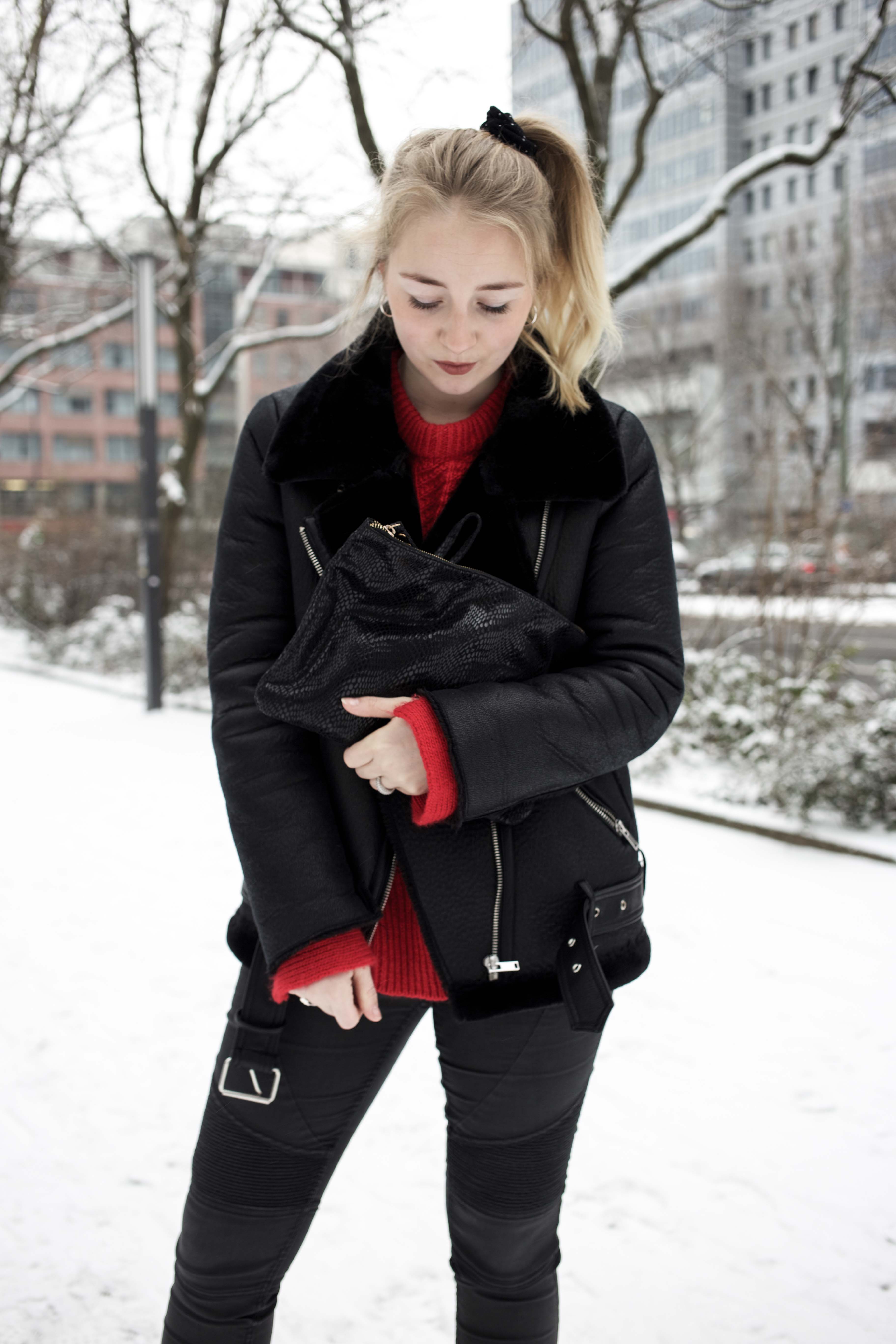 Berlin Streetstyle Winter Highlight Roter Pullover