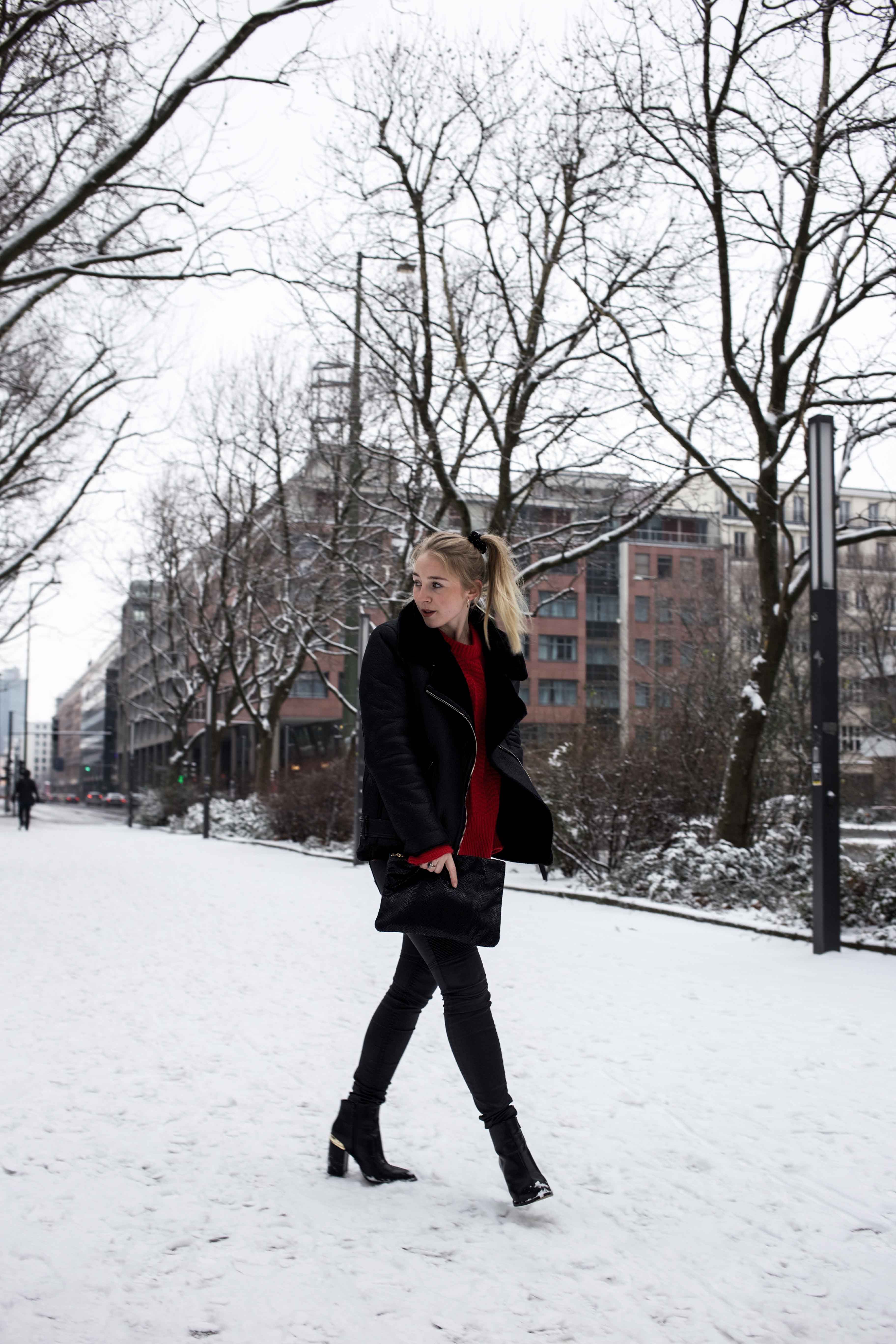 Berlin Streetstyle Winter Highlight Roter Pullover