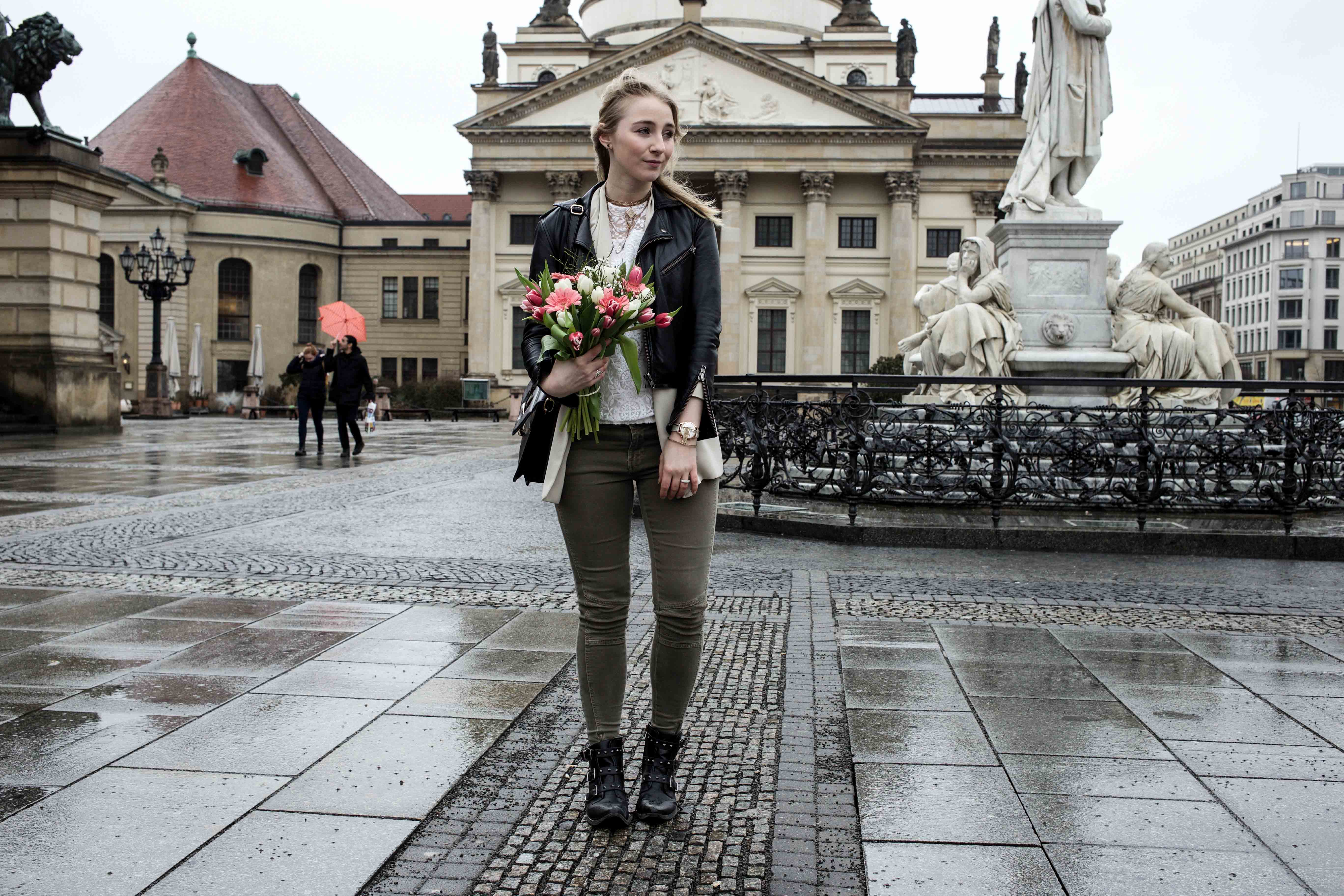grüne-biker-jeans-geburtstags-outfit-lederjacke-berlin-gendarmenmarkt-modeblogger-fashionblog_0402