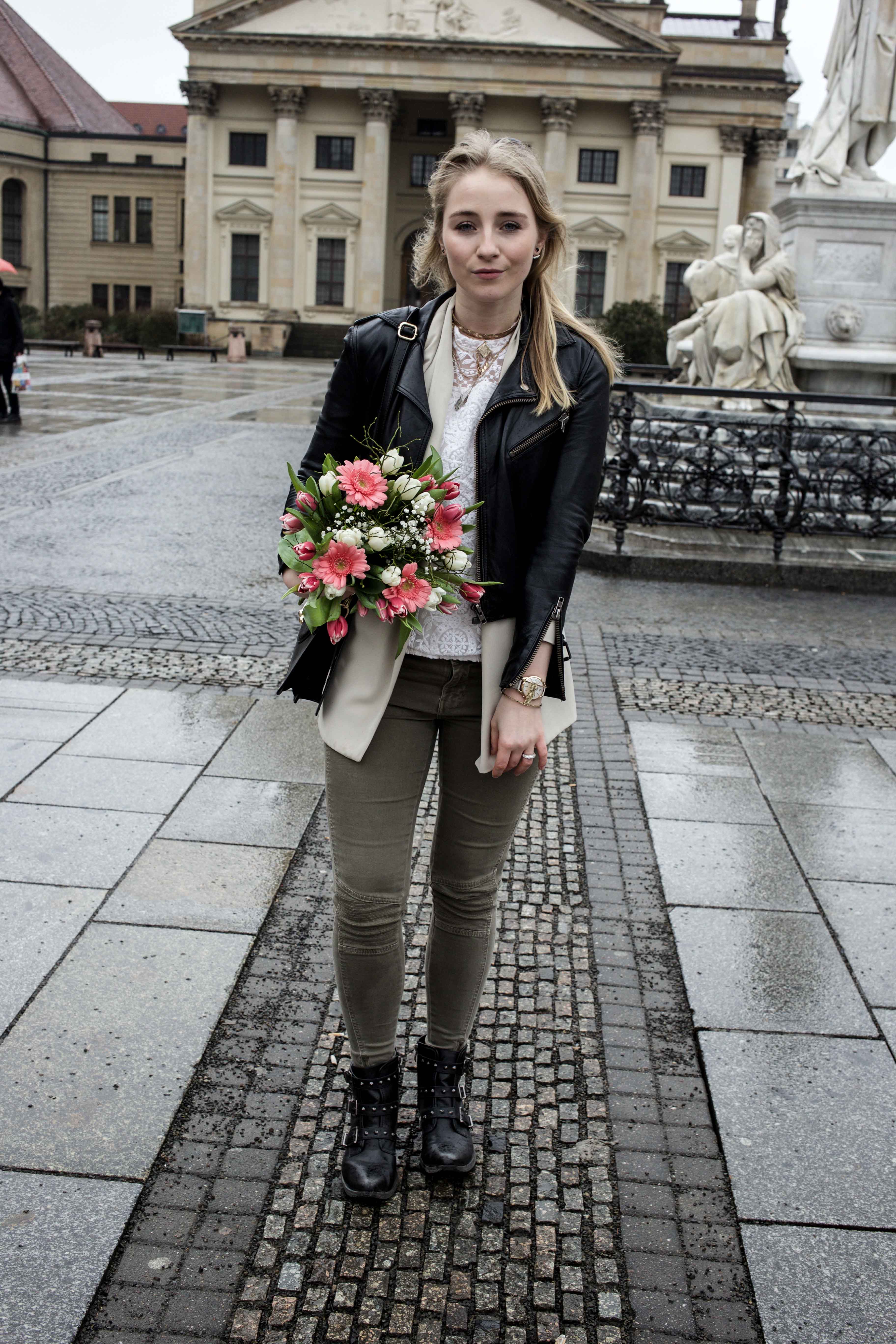 grüne-biker-jeans-geburtstags-outfit-lederjacke-berlin-gendarmenmarkt-modeblogger-fashionblog_0411