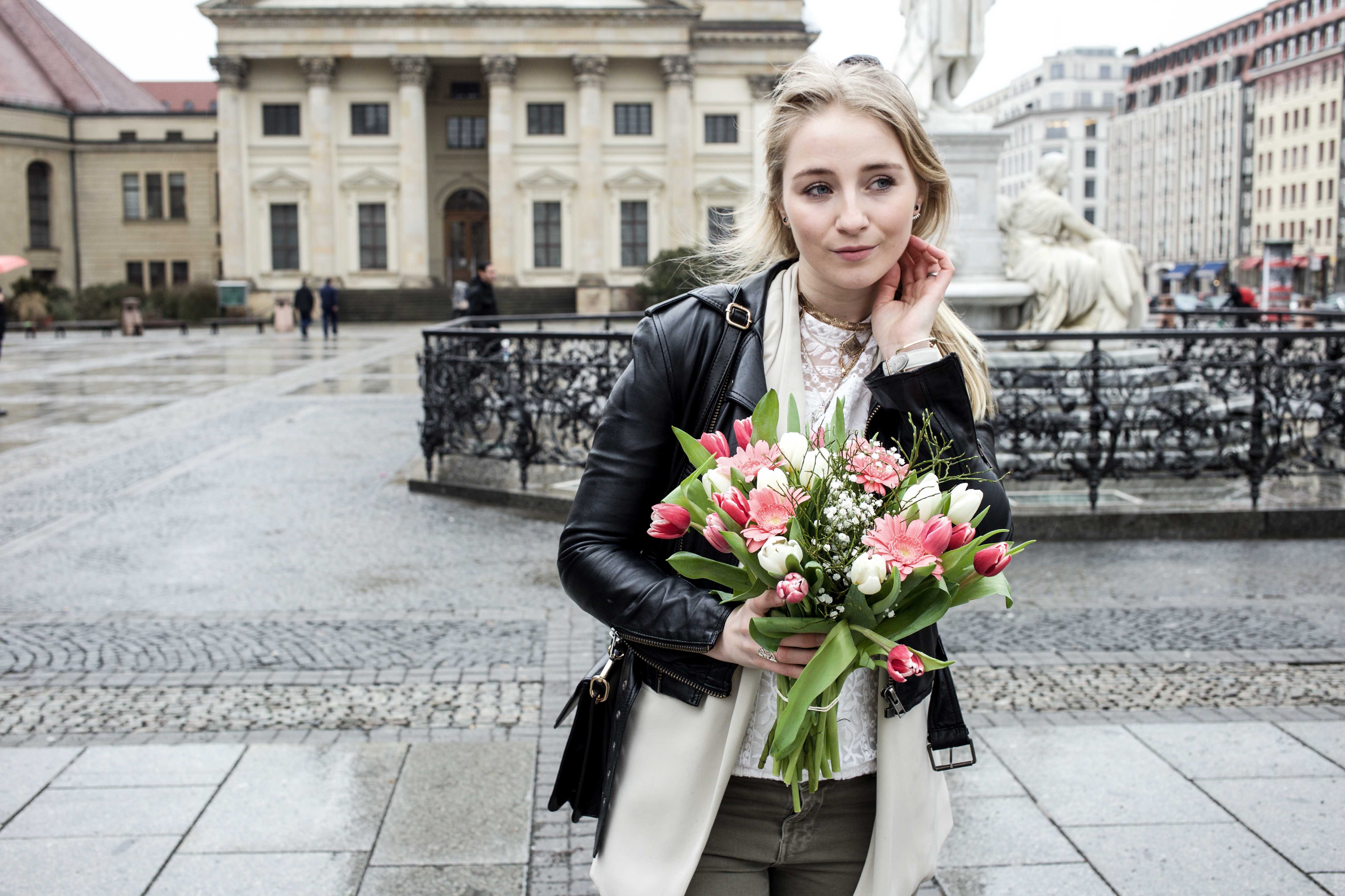 grüne-biker-jeans-geburtstags-outfit-lederjacke-berlin-gendarmenmarkt-modeblogger-fashionblog_0414