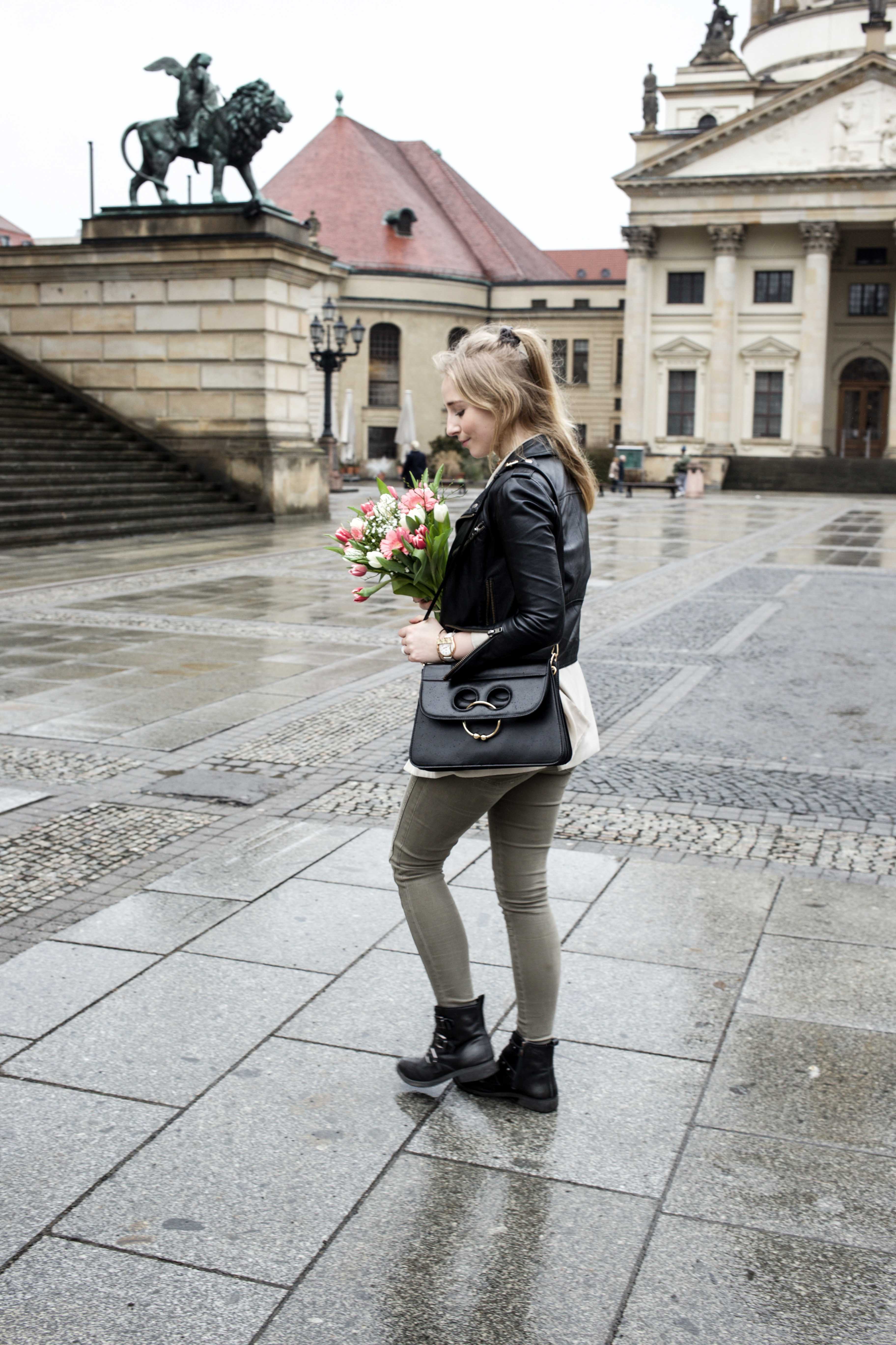 grüne-biker-jeans-geburtstags-outfit-lederjacke-berlin-gendarmenmarkt-modeblogger-fashionblog_0456