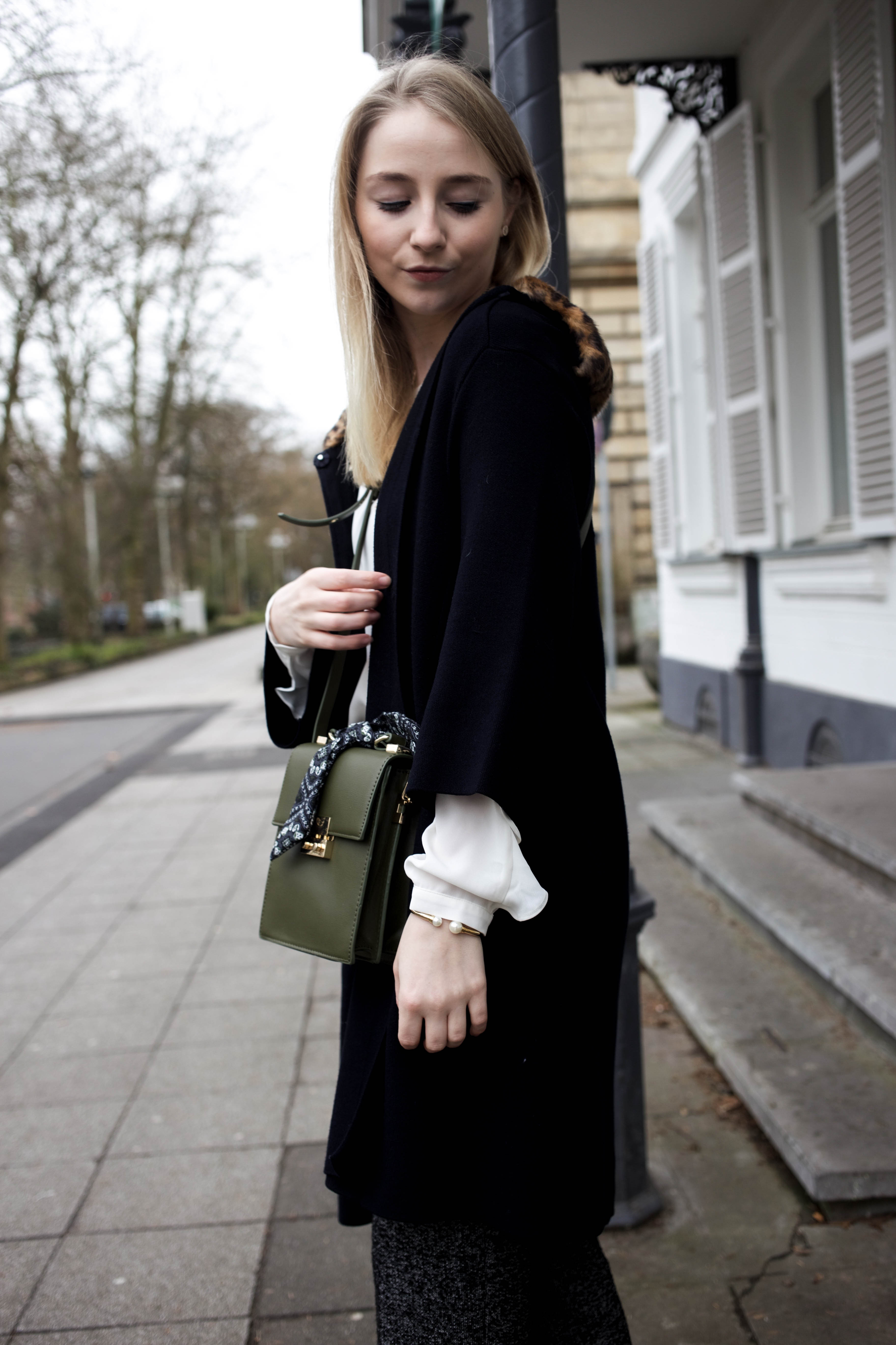 marlenehose-kombinieren-streetstyle-look-modeblog-fashion-blog-cologne-berlin-bonn_0030