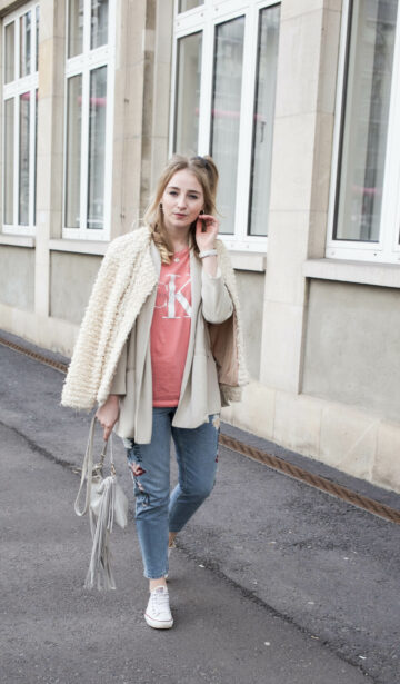Frühlingslook-Berlin-Mom-Jeans-Blumenprint-Fashionblog-Blogger-Calvin-Klein-Tshirt-streetstyle_4717