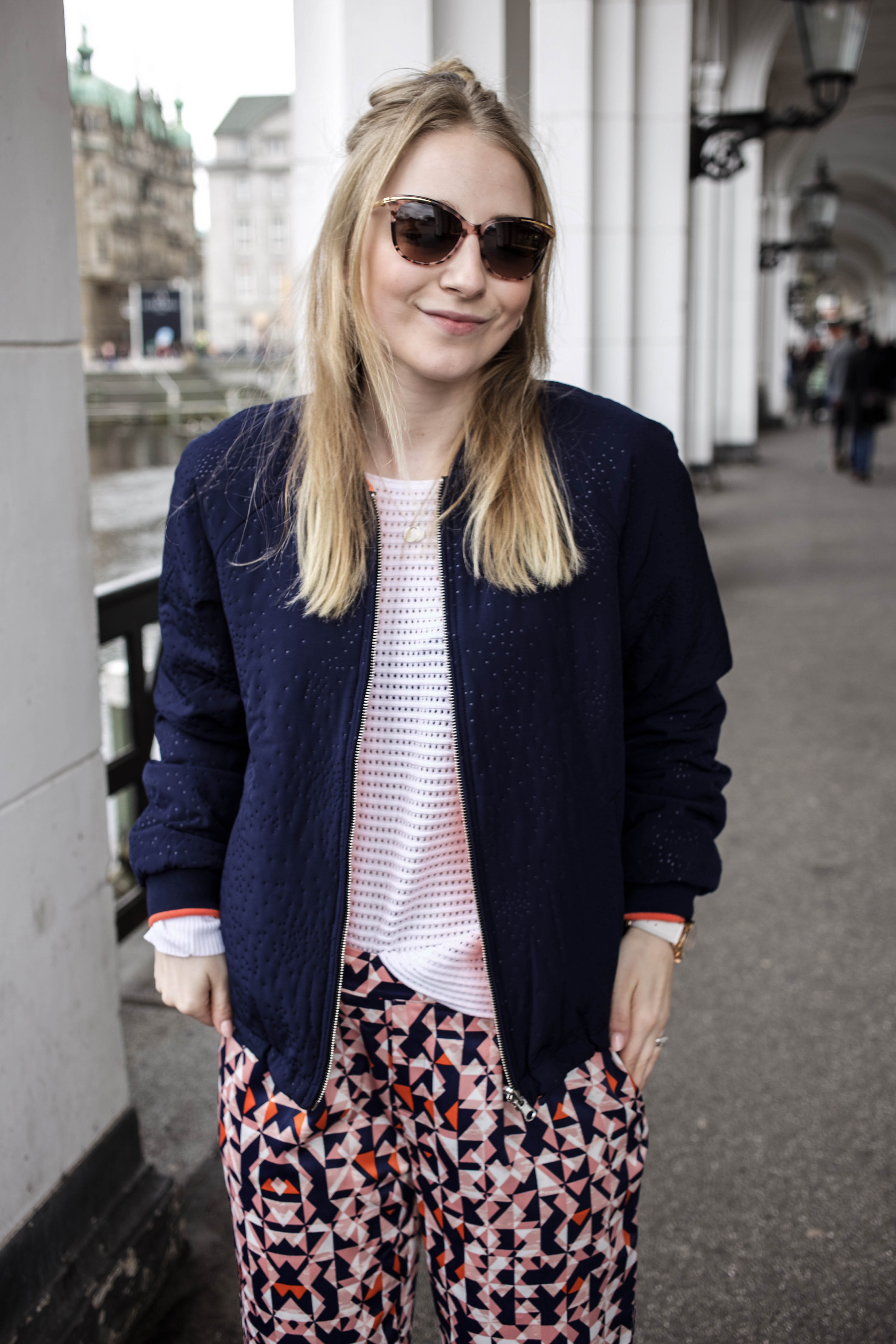 farbenfroh-outfit-frühling-hamburg-bomber-wendejacke farbenfroh-outfit-frühling-hamburg-bomber-wendejacke_4563