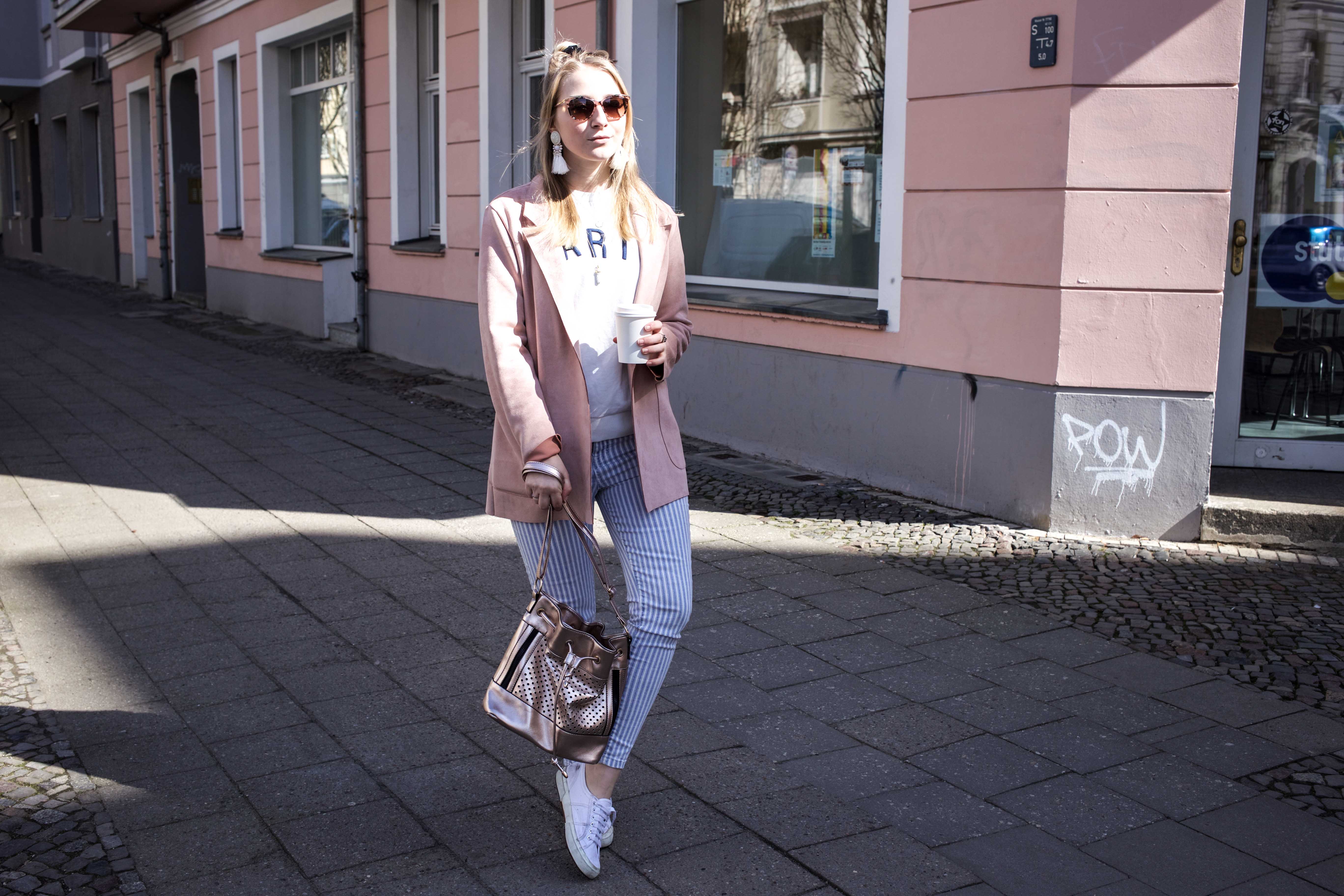 spring-look-frühlingsoutfit-rosegold-rosa-gestreifte-jeans-prenzlauer-berg spring-look-frühlingsoutfit-rosegold-rosa-gestreifte-jeans-prenzlauer-berg_5182