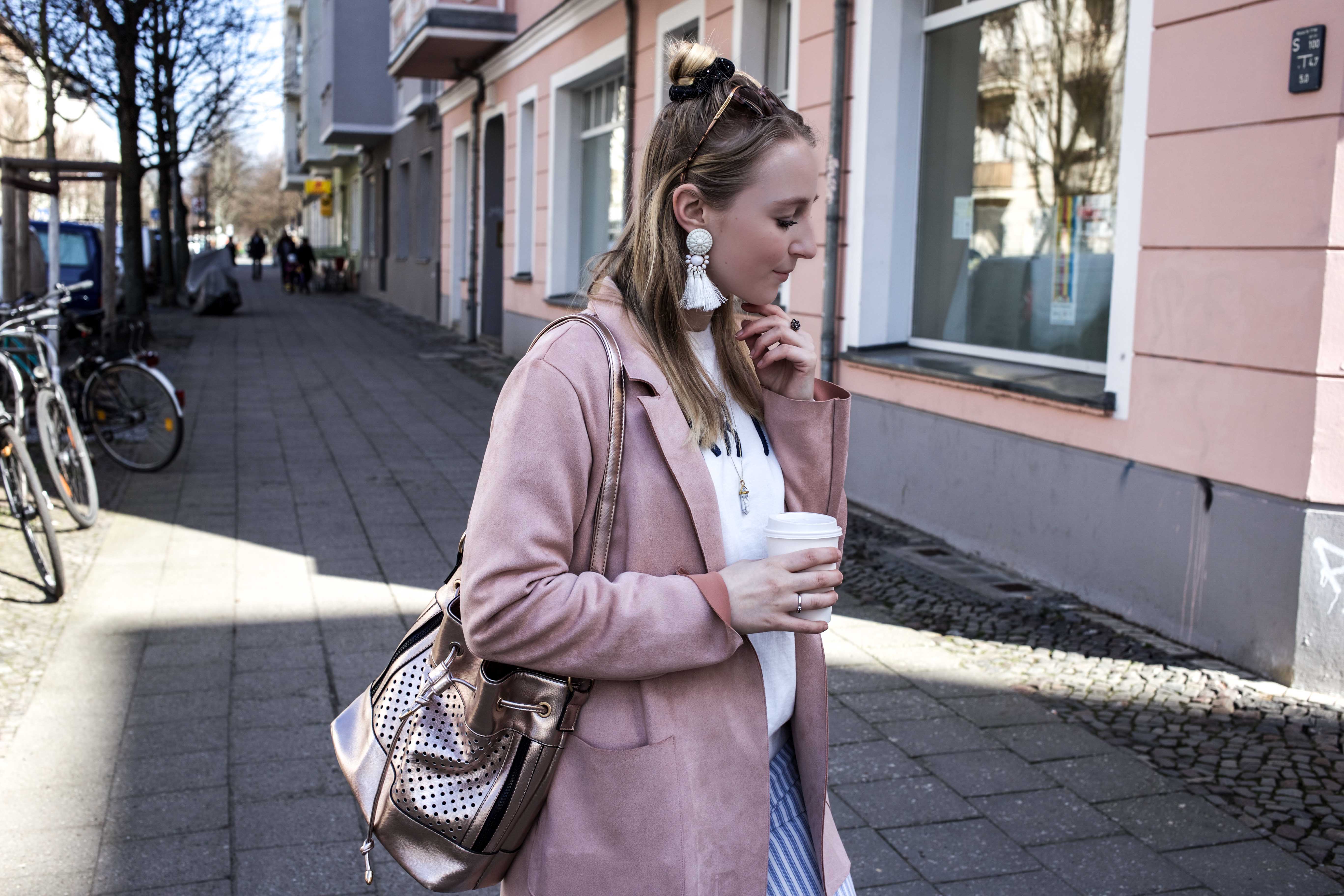 spring-look-frühlingsoutfit-rosegold-rosa-gestreifte-jeans-prenzlauer-berg spring-look-frühlingsoutfit-rosegold-rosa-gestreifte-jeans-prenzlauer-berg_5200