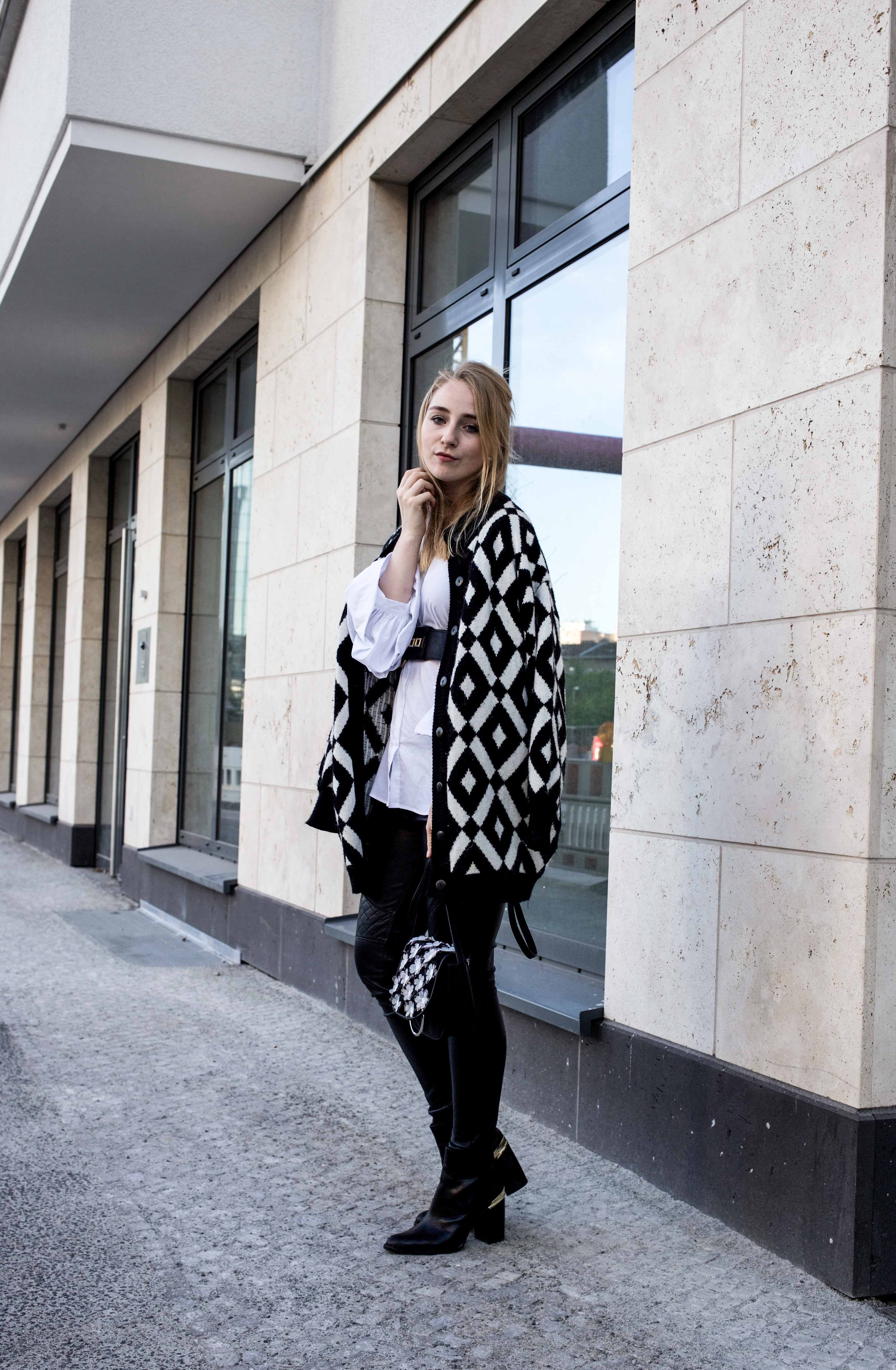 https://tamaris.com/de-DE/gwen/2172171.html#size=001&color=011 trendreport-weiße-bluse-trompetenärmel-fashionblog-ootd-modeblog-berlin_8762