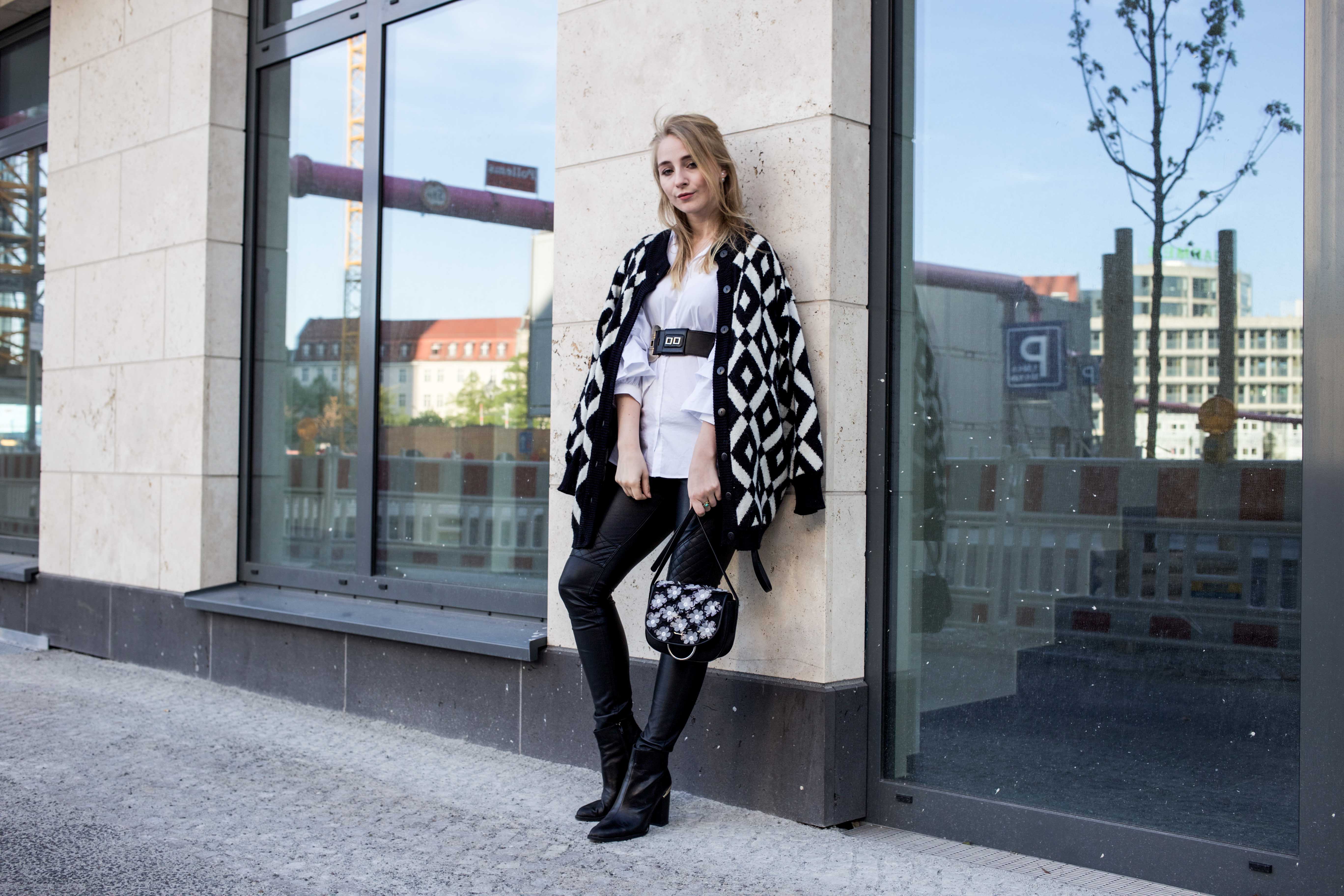https://tamaris.com/de-DE/gwen/2172171.html#size=001&color=011 trendreport-weiße-bluse-trompetenärmel-fashionblog-ootd-modeblog-berlin_8803
