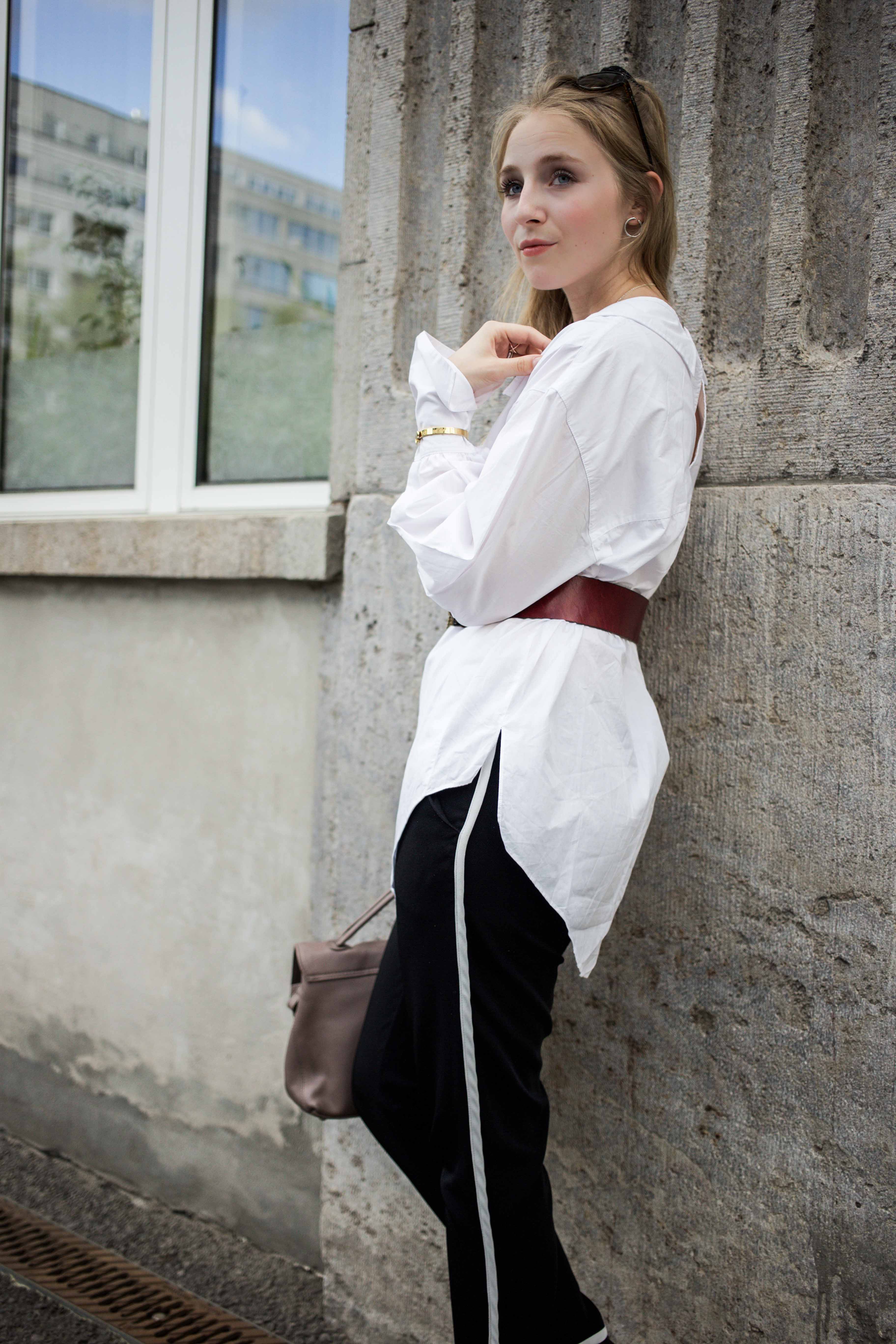 fashionweek-berlin-statement-gürtel-oversized-bluse-outfit-modeblog_6351