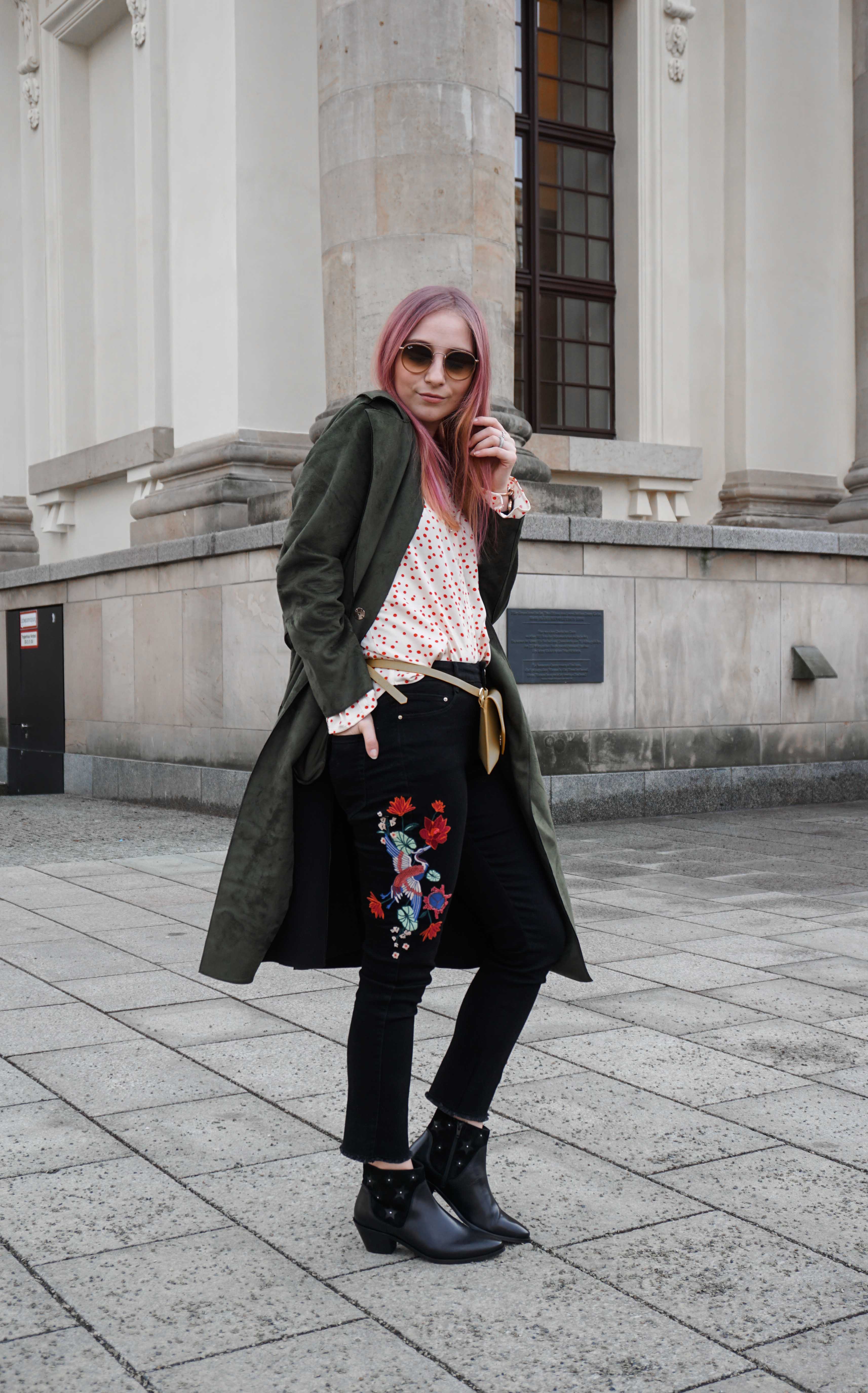 frühlingslook-grüner-trenchcoat-schwarze-straight-leg-jeans-modeblog-berlin-fashionblog-blogger-fashion-outfit-pink-haare frühlingslook-grüner-trenchcoat-schwarze-straight-leg-jeans-modeblog-berlin-fashionblog-blogger-fashion-outfit-pink-haare