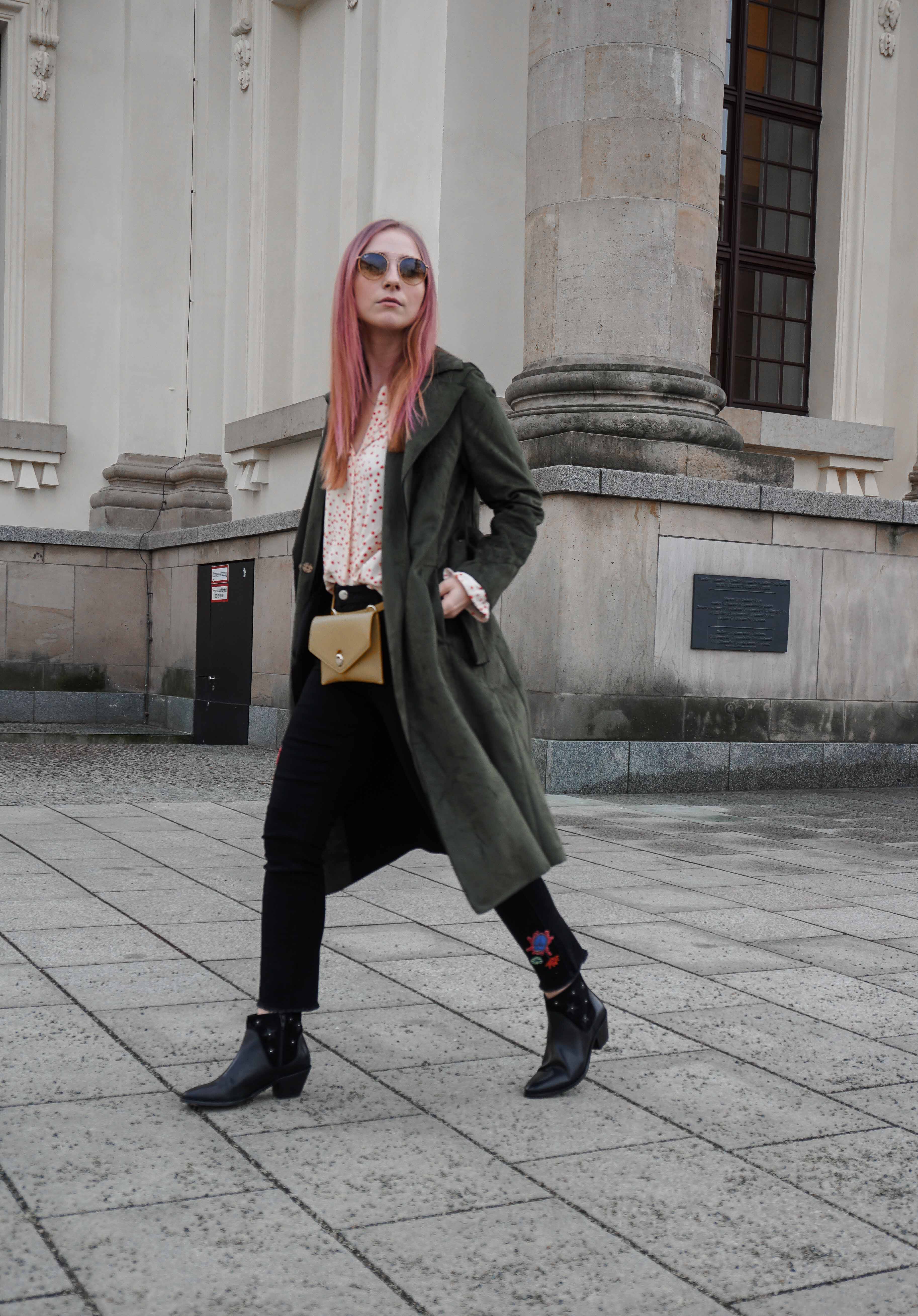 frühlingslook-grüner-trenchcoat-schwarze-straight-leg-jeans-modeblog-berlin-fashionblog-blogger-fashion-streetstyle frühlingslook-grüner-trenchcoat-schwarze-straight-leg-jeans-modeblog-berlin-fashionblog-blogger-fashion-streetstyle