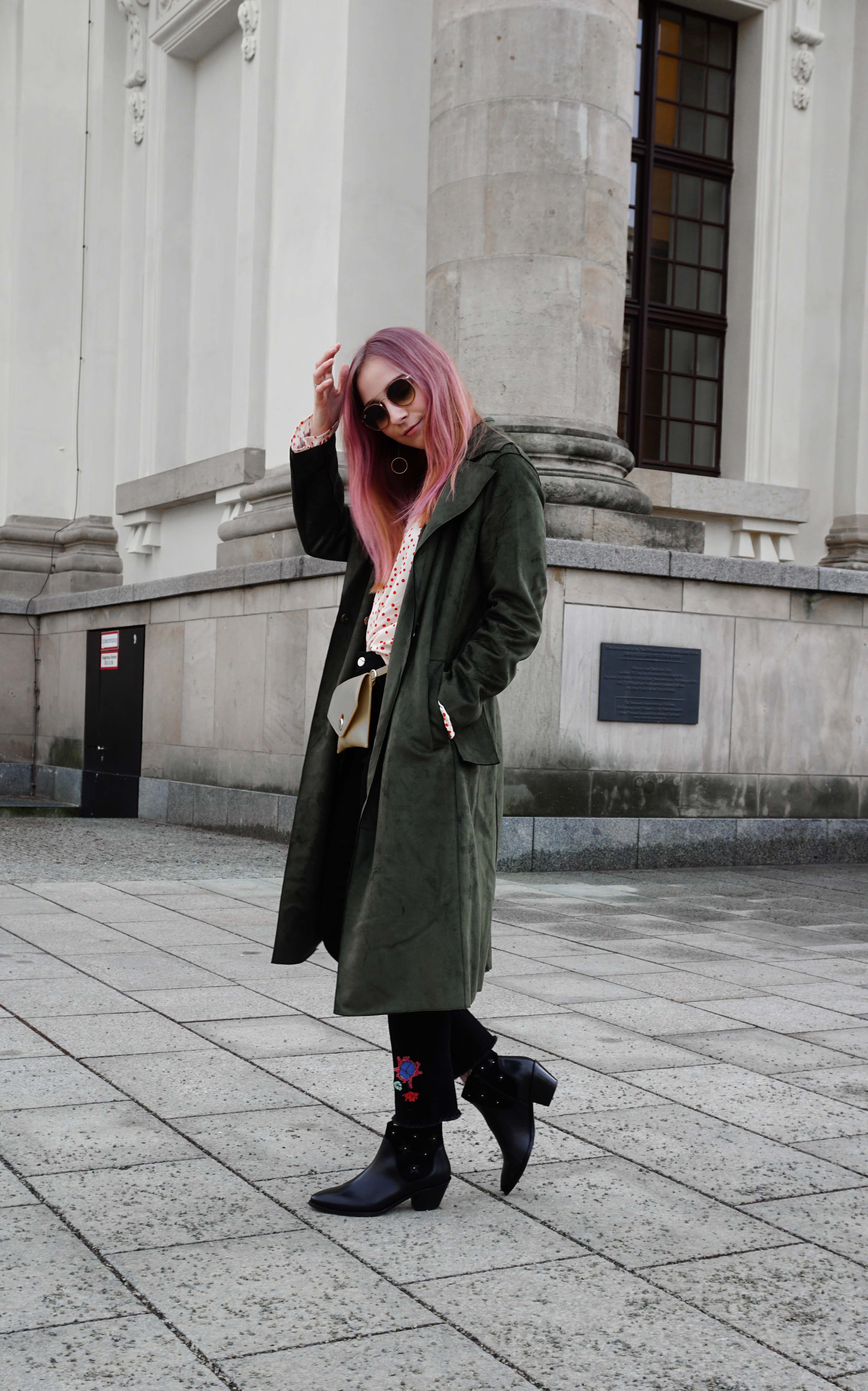 frühlingslook-grüner-trenchcoat-schwarze-straight-leg-jeans-modeblog-berlin-fashionblog-blogger-fashion-outfit frühlingslook-grüner-trenchcoat-schwarze-straight-leg-jeans-modeblog-berlin-fashionblog-blogger-fashion-outfit