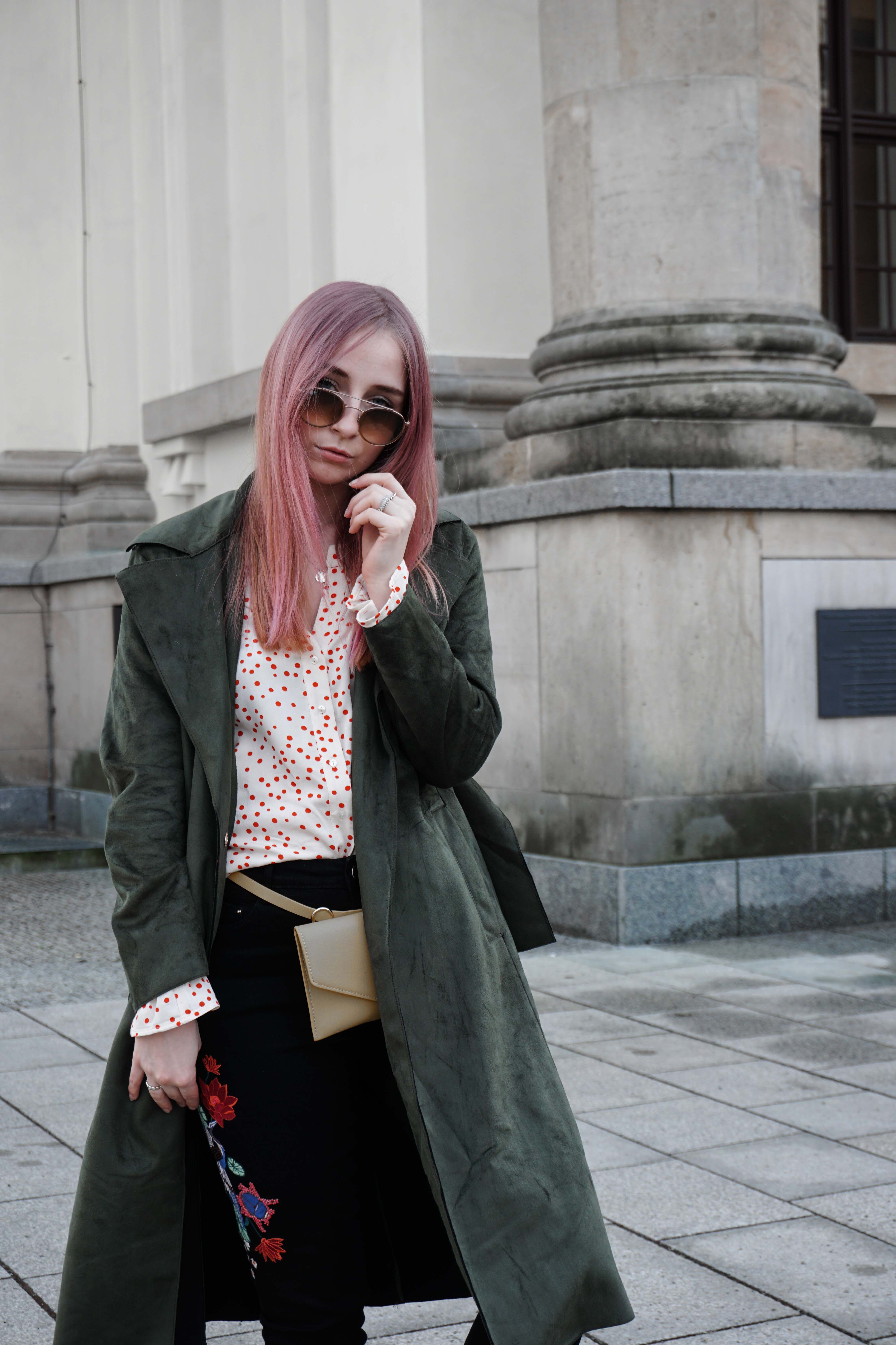 frühlingslook-grüner-trenchcoat-schwarze-straight-leg-jeans-modeblog-berlin-fashionblog-blogger-fashion-streetstyle-close-up frühlingslook-grüner-trenchcoat-schwarze-straight-leg-jeans-modeblog-berlin-fashionblog-blogger-fashion-streetstyle-close-up