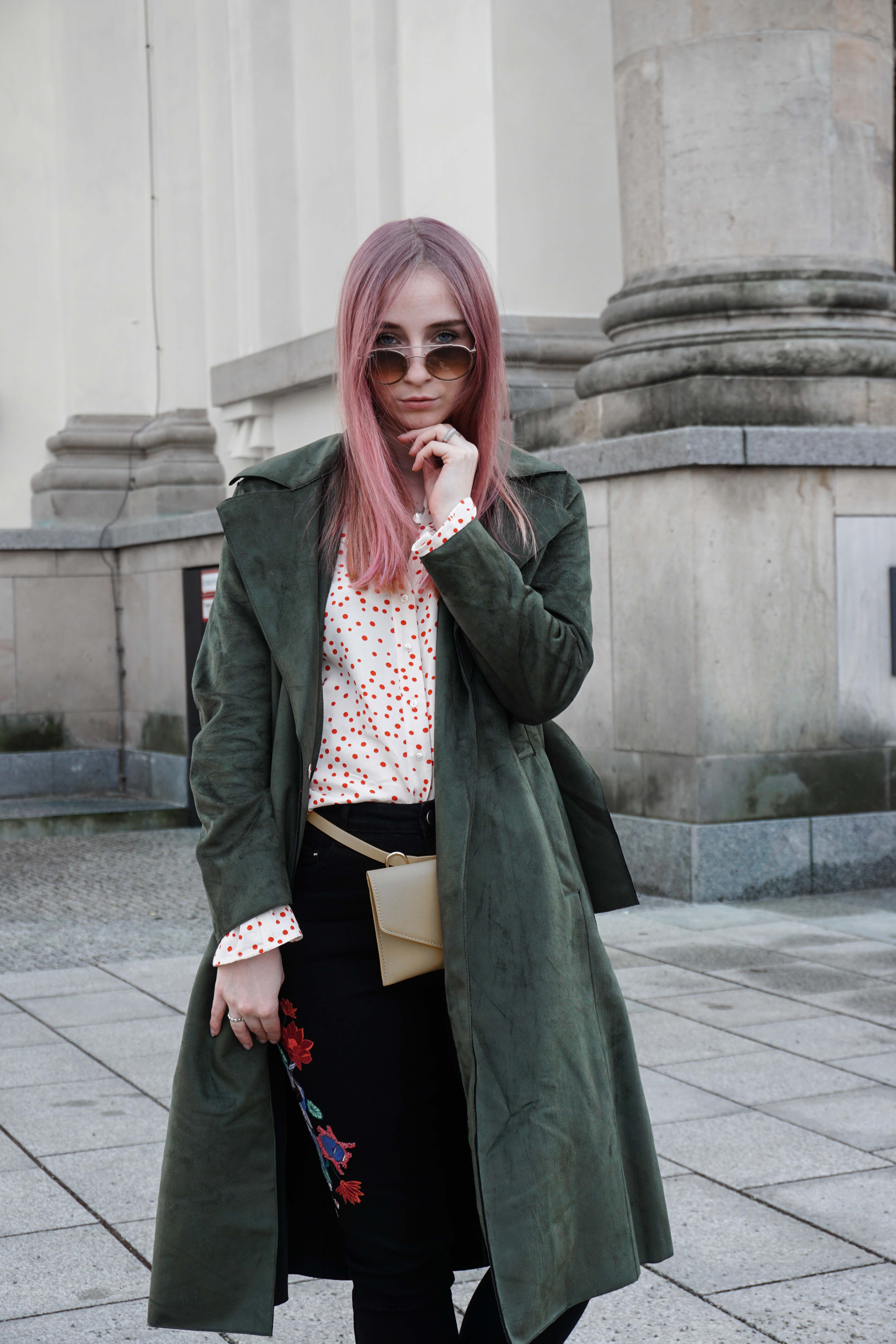frühlingslook-grüner-trenchcoat-schwarze-straight-leg-jeans-modeblog-berlin-fashionblog-blogger-fashion-outfit-fashionlook frühlingslook-grüner-trenchcoat-schwarze-straight-leg-jeans-modeblog-berlin-fashionblog-blogger-fashion-outfit-fashionlook