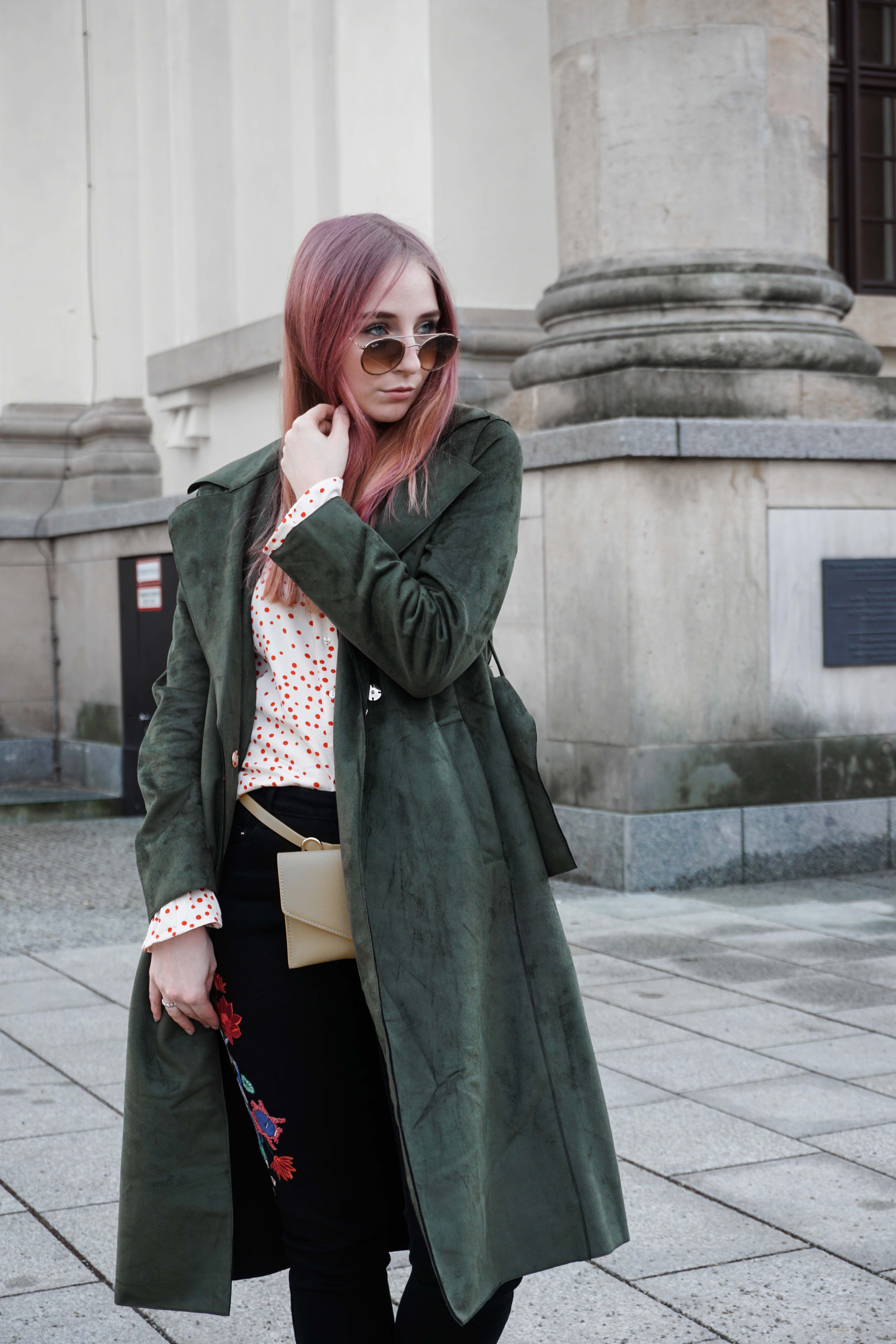 frühlingslook-grüner-trenchcoat-schwarze-straight-leg-jeans-modeblog-berlin-fashionblog-blogger-fashion frühlingslook-grüner-trenchcoat-schwarze-straight-leg-jeans-modeblog-berlin-fashionblog-blogger-fashion