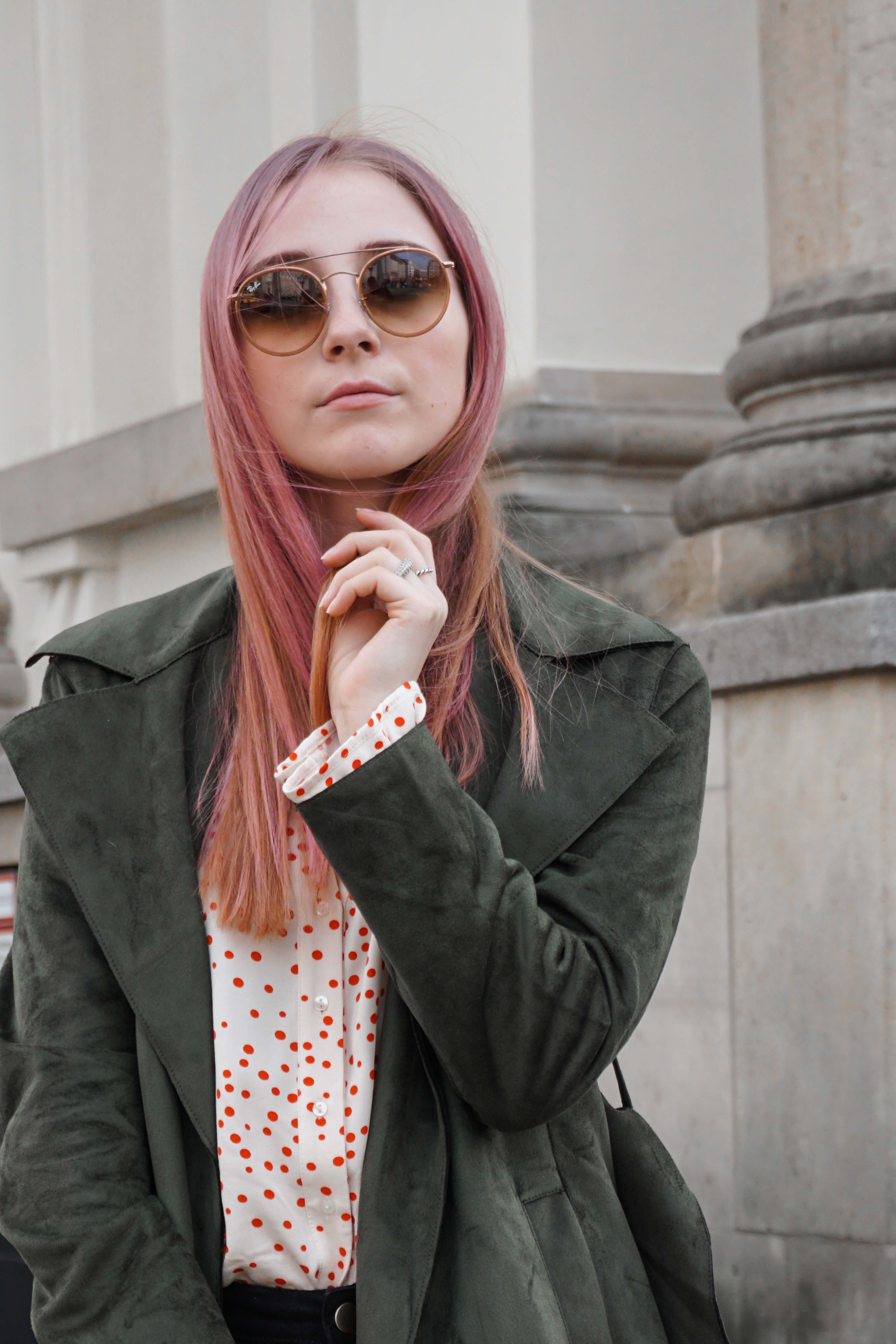 frühlingslook-grüner-trenchcoat-schwarze-straight-leg-jeans-modeblog-berlin-fashionblog-blogger-fashion-outfit-rosa-haare frühlingslook-grüner-trenchcoat-schwarze-straight-leg-jeans-modeblog-berlin-fashionblog-blogger-fashion-outfit-rosa-haare