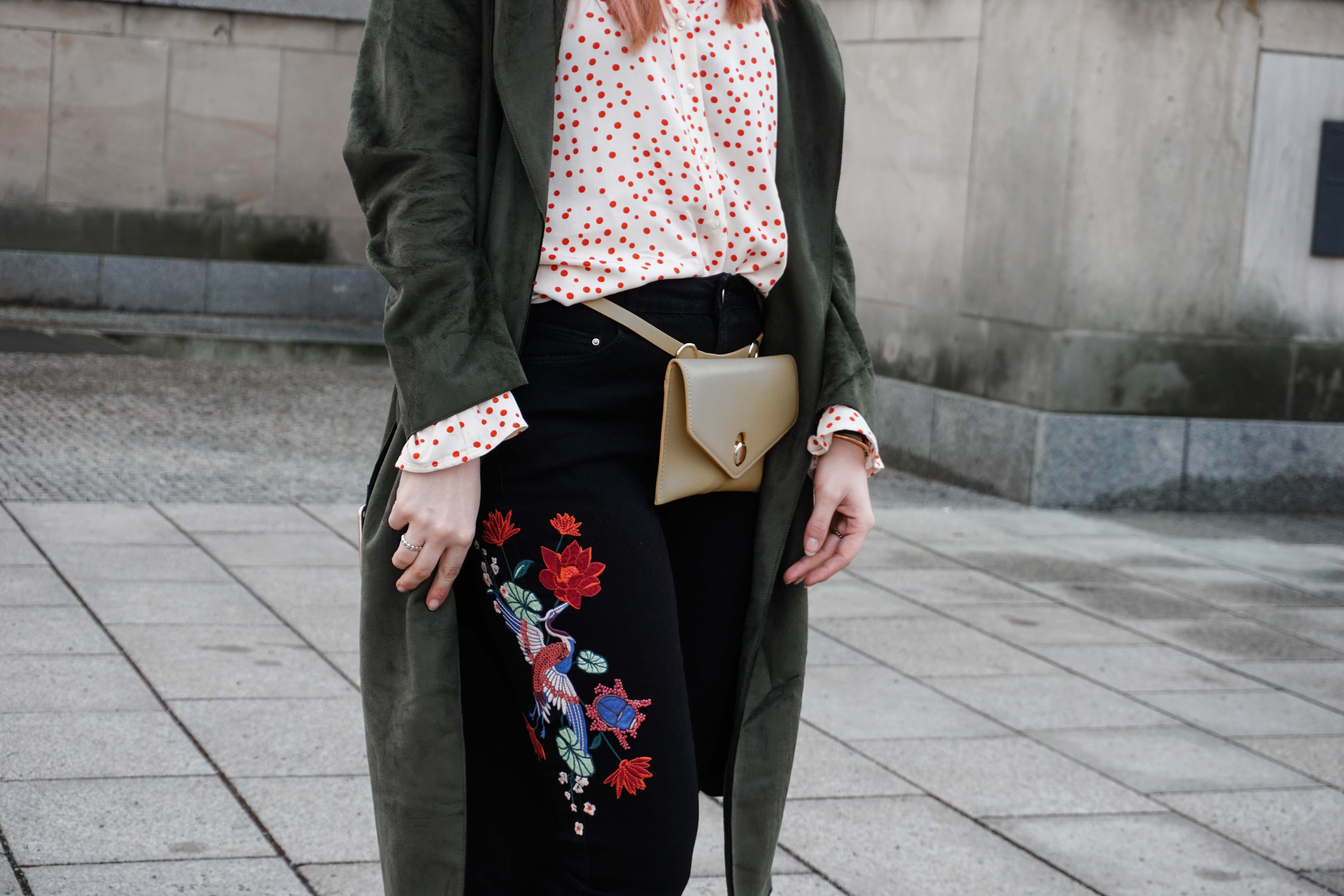 frühlingslook-grüner-trenchcoat-schwarze-straight-leg-jeans-modeblog-berlin-fashionblog-blogger-fashion-outfit-belt-bag frühlingslook-grüner-trenchcoat-schwarze-straight-leg-jeans-modeblog-berlin-fashionblog-blogger-fashion-outfit-belt-bag