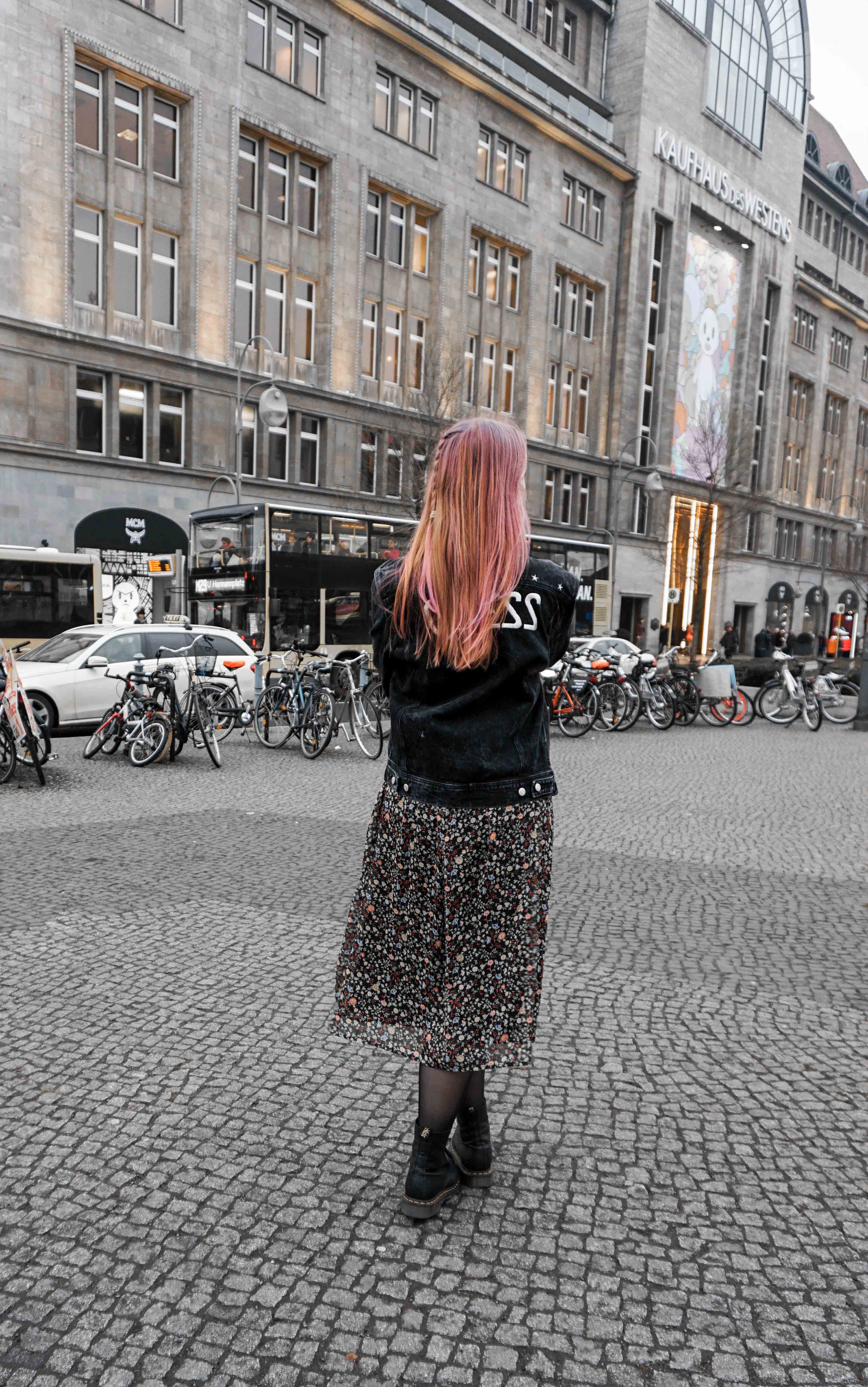 midi-blumenkleid-rosa-haare-lookbook-outfit-ootd-blogger-berlin-rockig-docs-color-creator-wella midi-blumenkleid-rosa-haare-lookbook-outfit-ootd-blogger-berlin-rockig-docs-color-creator-wella