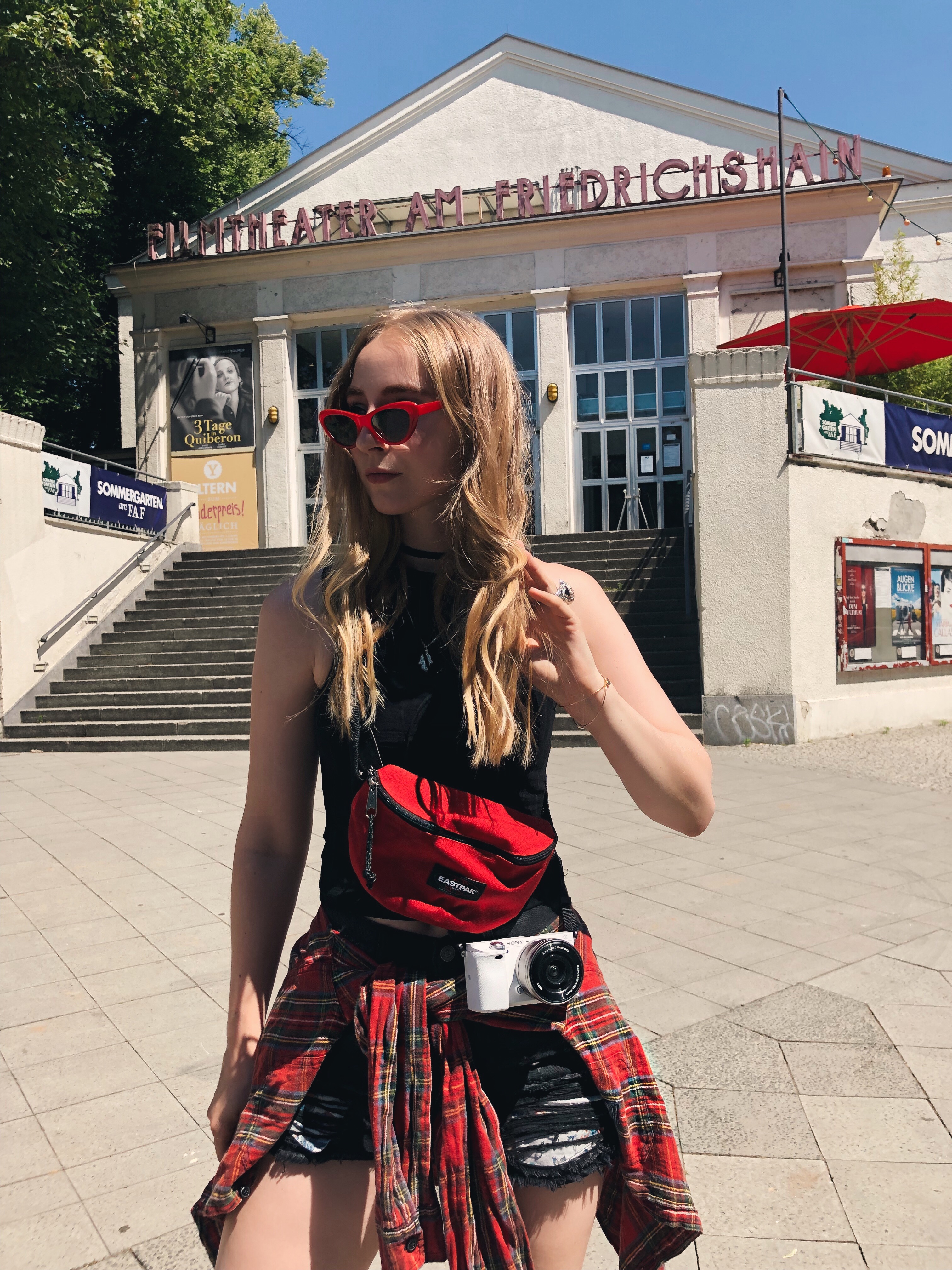 festival-outfit-style-festivalguide-berlin-hotpants-kariertes-hemd-retro-sonnenbrille festival-outfit-style-festivalguide-berlin-hotpants-kariertes-hemd-retro-sonnenbrille