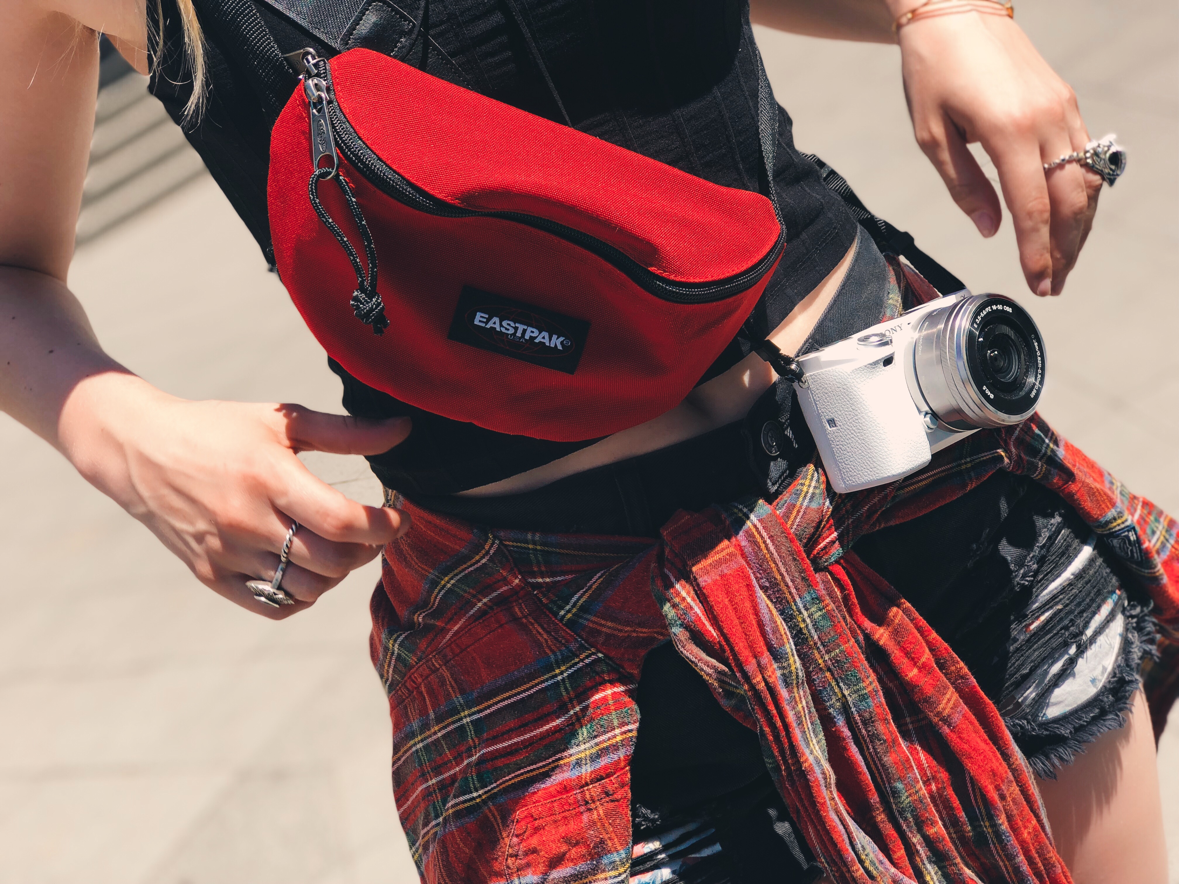 festival-outfit-style-festivalguide-berlin-hotpants-kariertes-hemd-retro-sonnenbrille-accessoires festival-outfit-style-festivalguide-berlin-hotpants-kariertes-hemd-retro-sonnenbrille