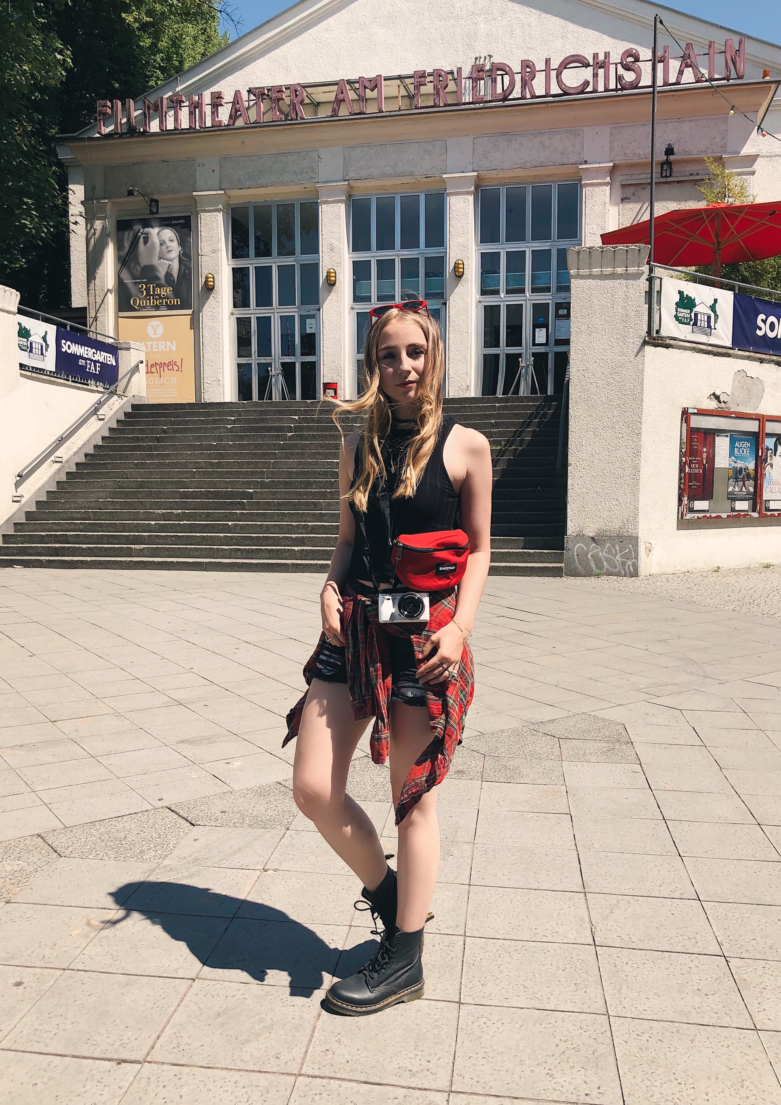 festival-outfit-style-festivalguide-berlin-hotpants-kariertes-hemd-retro-sonnenbrille festival-outfit-style-festivalguide-berlin-hotpants-kariertes-hemd-retro-sonnenbrille