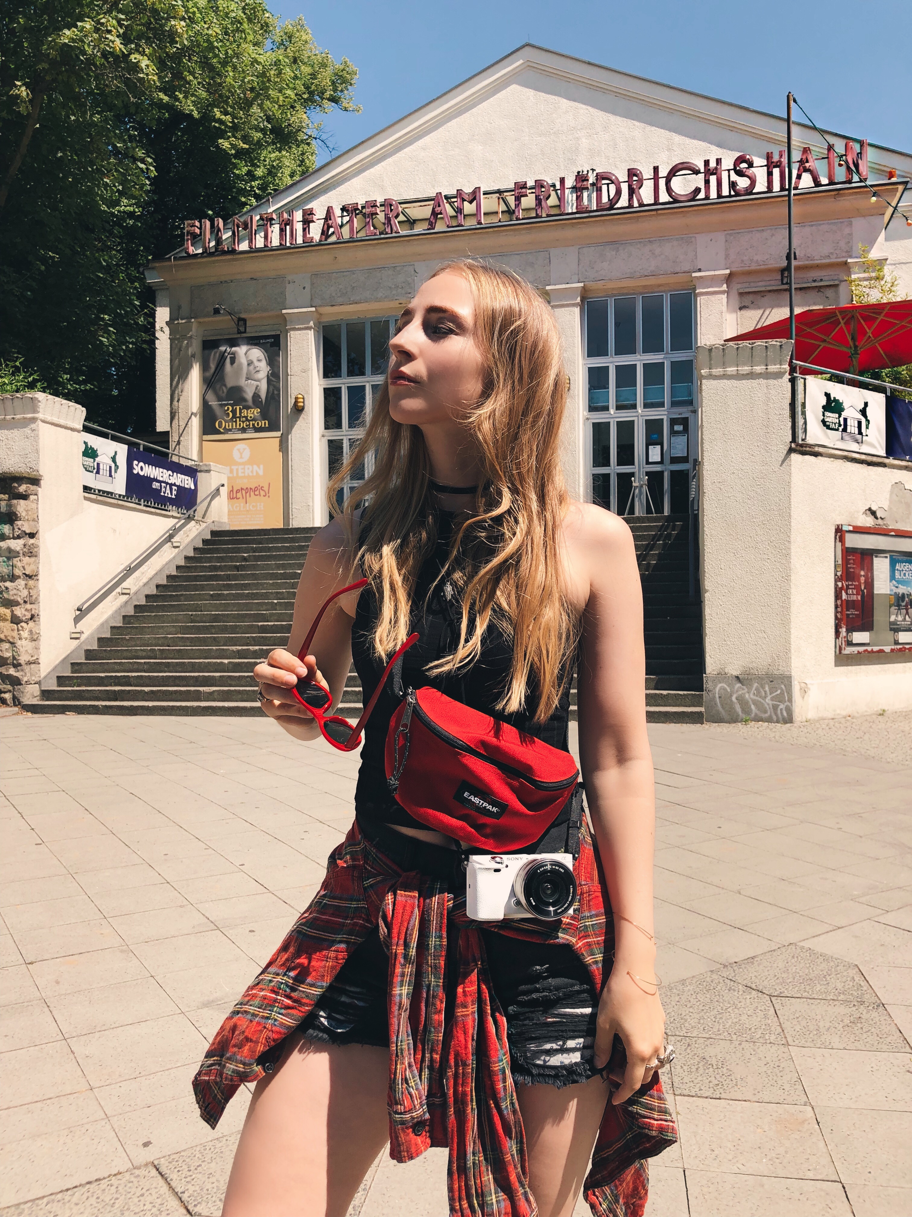 festival-outfit-style-festivalguide-berlin-hotpants-kariertes-hemd-retro-sonnenbrille festival-outfit-style-festivalguide-berlin-hotpants-kariertes-hemd-retro-sonnenbrille
