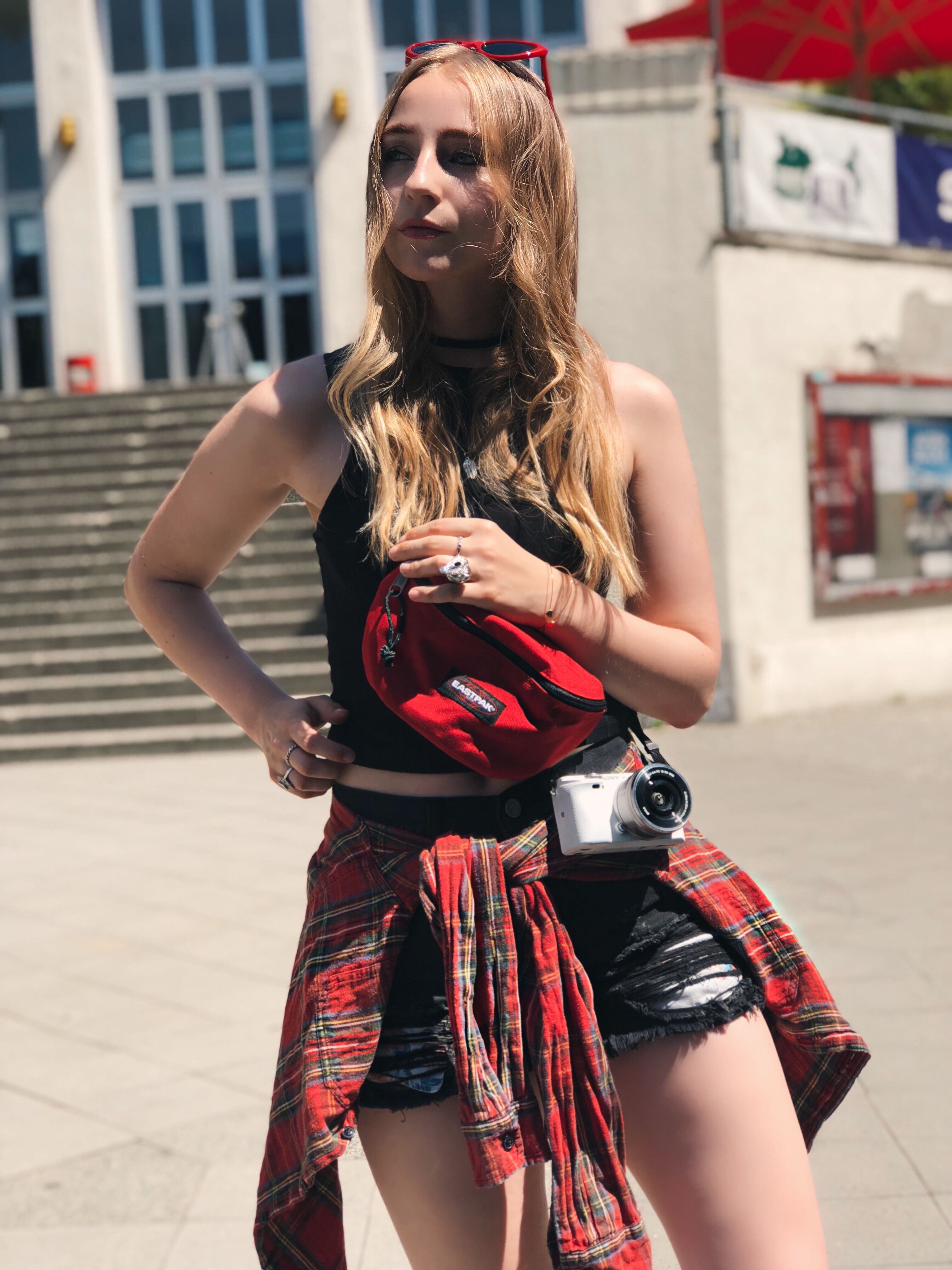 festival-outfit-style-festivalguide-berlin-hotpants-kariertes-hemd-retro-sonnenbrille festival-outfit-style-festivalguide-berlin-hotpants-kariertes-hemd-retro-sonnenbrille