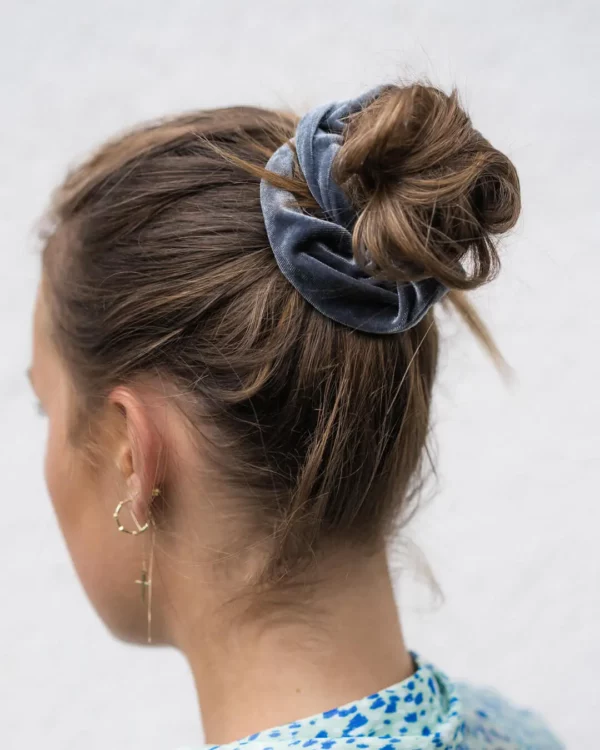 graues Haargummi Samt Scrunchie